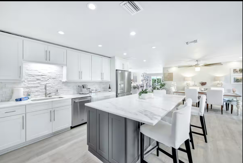 System.Collections.Generic.List`1[BluePillow.Application.SearchEngine.Dto.PhotoDto]?.ElementAt(1)?.Caption