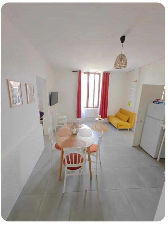 System.Collections.Generic.List`1[BluePillow.Application.SearchEngine.Dto.PhotoDto]?.ElementAt(1)?.Caption