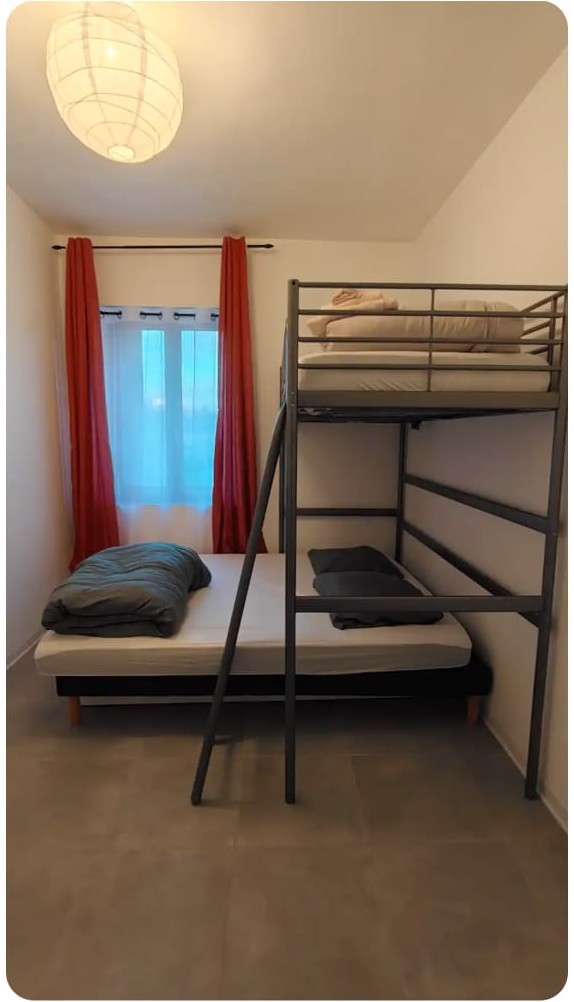 System.Collections.Generic.List`1[BluePillow.Application.SearchEngine.Dto.PhotoDto]?.ElementAt(3)?.Caption