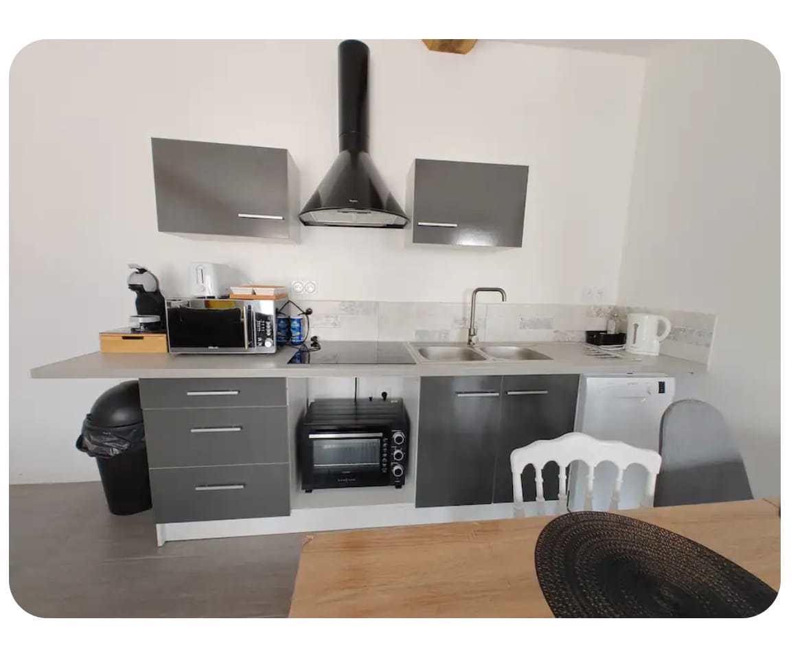 System.Collections.Generic.List`1[BluePillow.Application.SearchEngine.Dto.PhotoDto]?.ElementAt(3)?.Caption