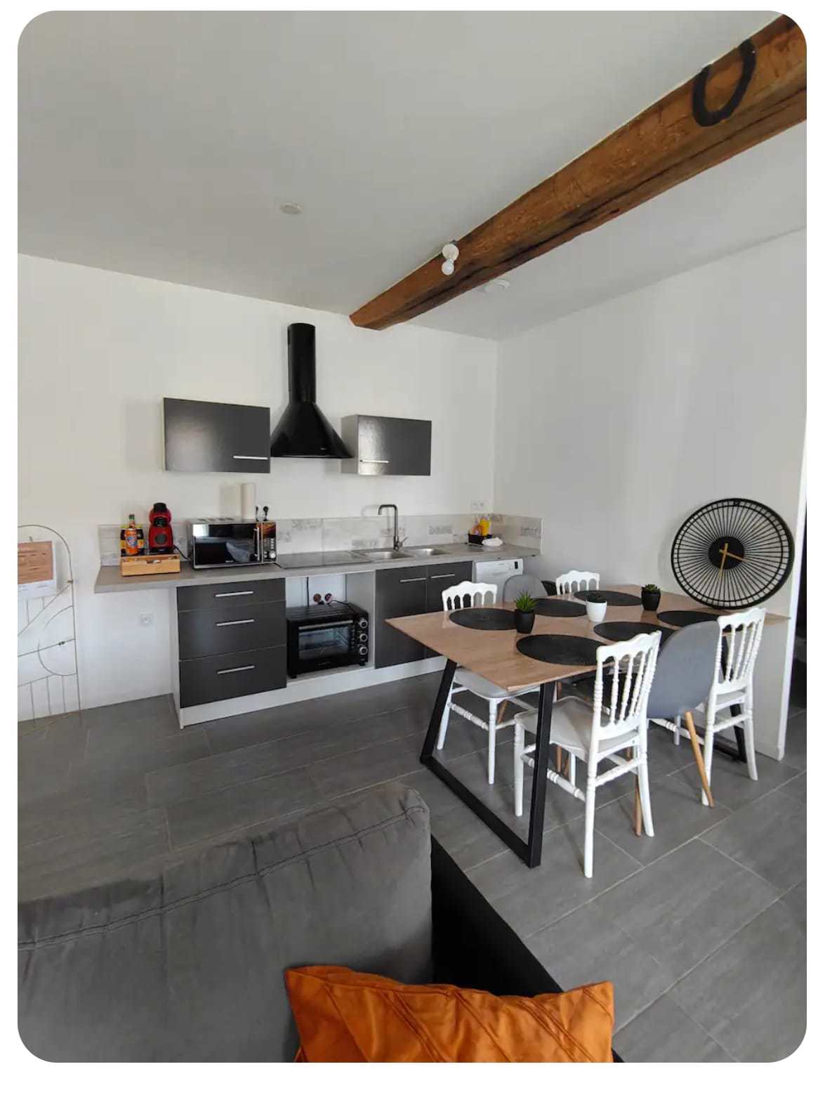 System.Collections.Generic.List`1[BluePillow.Application.SearchEngine.Dto.PhotoDto]?.ElementAt(1)?.Caption