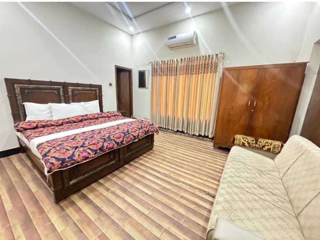 System.Collections.Generic.List`1[BluePillow.Application.SearchEngine.Dto.PhotoDto]?.ElementAt(1)?.Caption