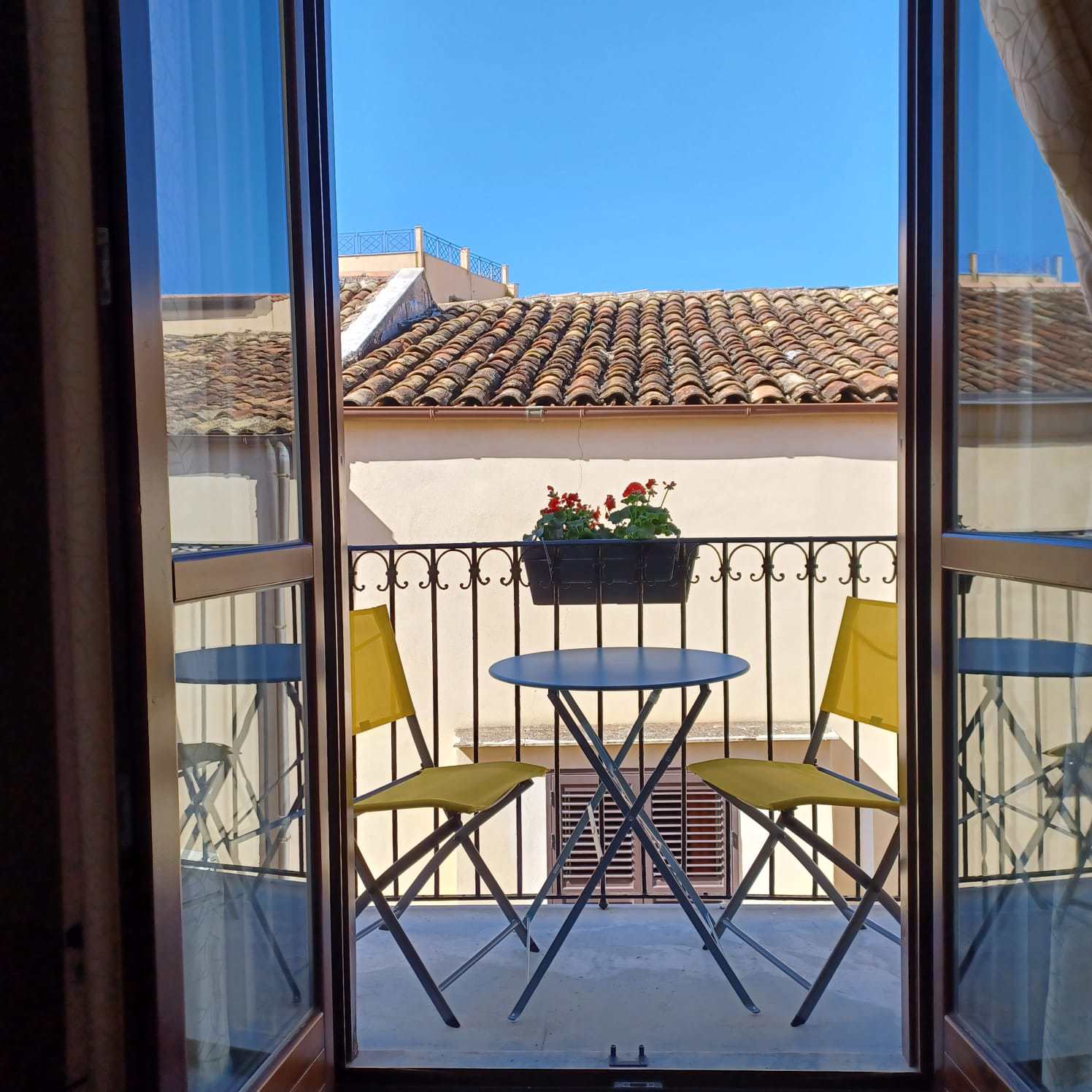 System.Collections.Generic.List`1[BluePillow.Application.SearchEngine.Dto.PhotoDto]?.ElementAt(0)?.Caption