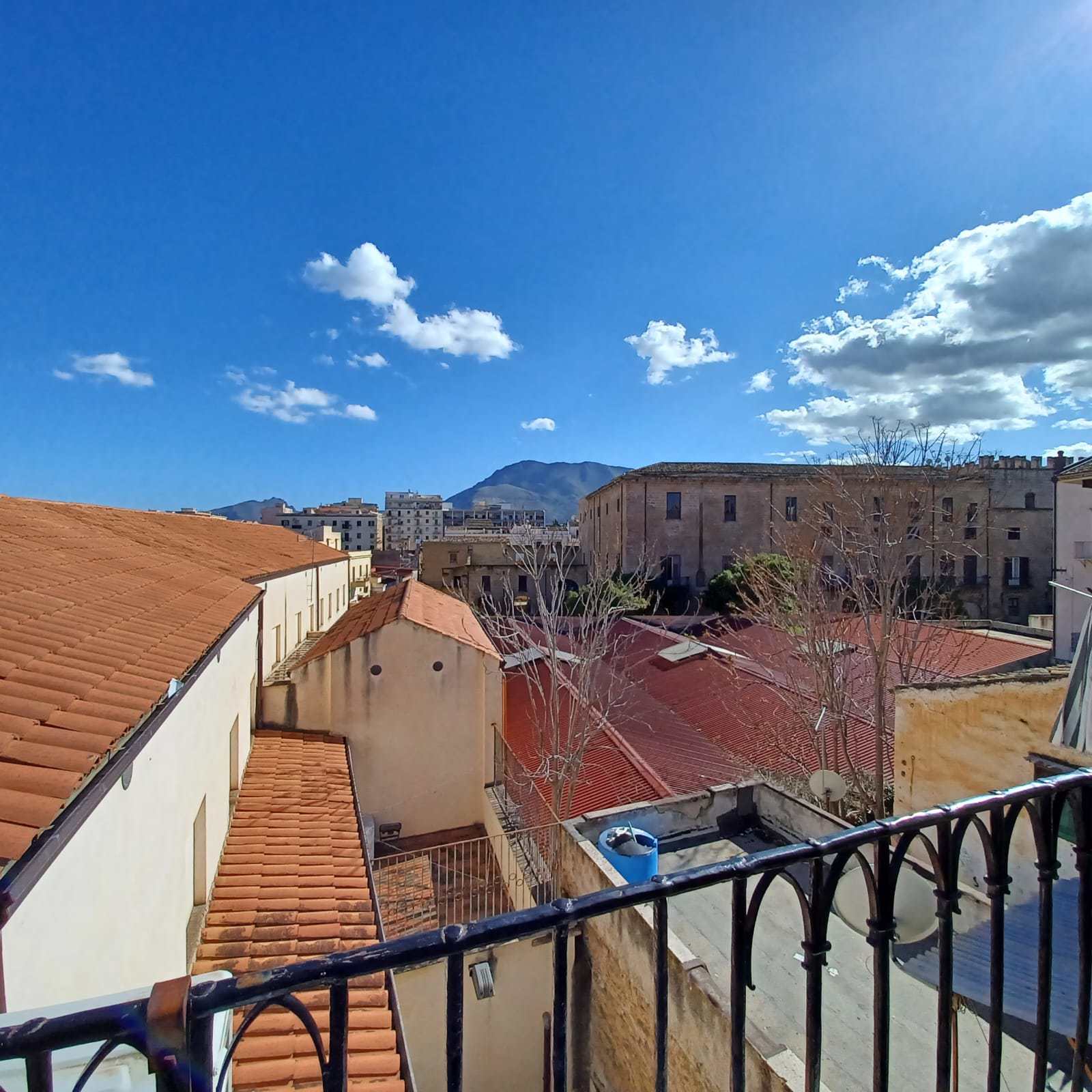 System.Collections.Generic.List`1[BluePillow.Application.SearchEngine.Dto.PhotoDto]?.ElementAt(3)?.Caption