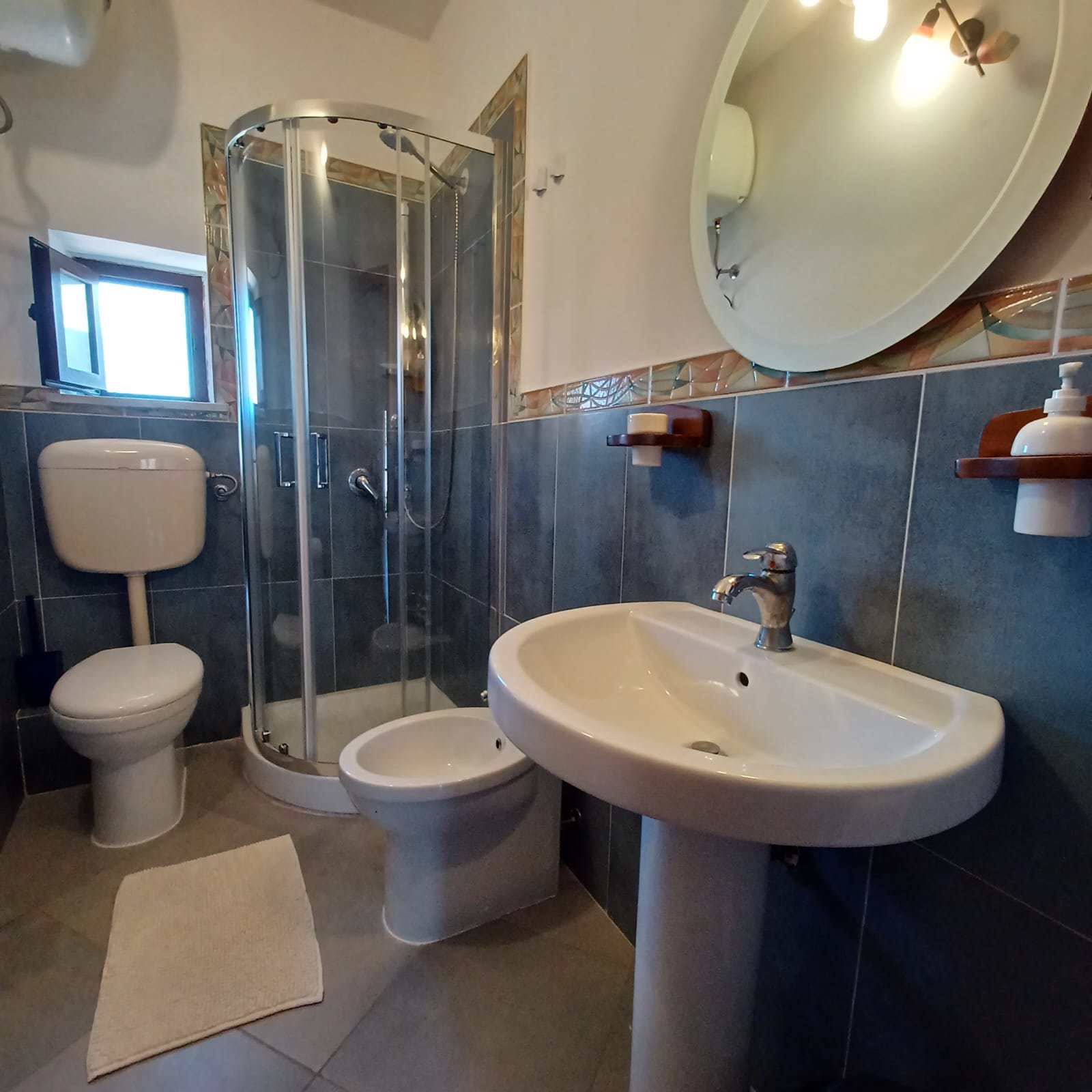 System.Collections.Generic.List`1[BluePillow.Application.SearchEngine.Dto.PhotoDto]?.ElementAt(2)?.Caption