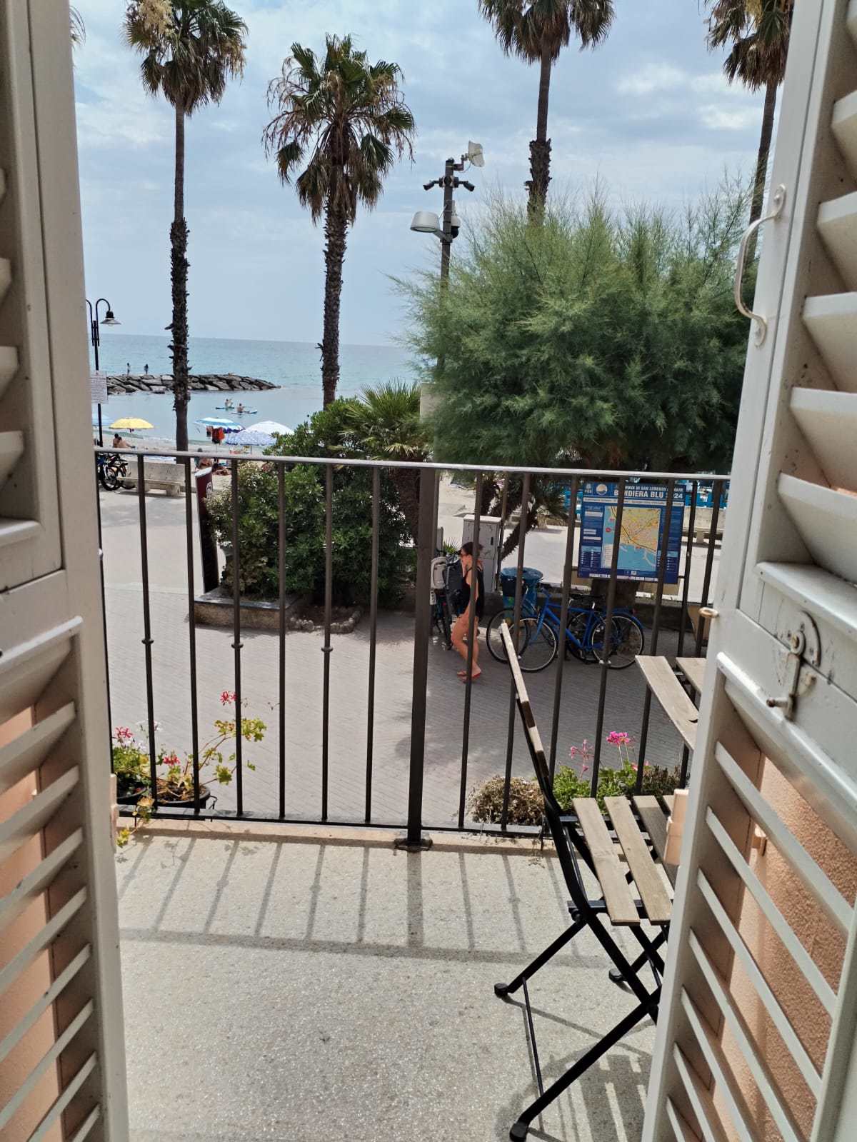 System.Collections.Generic.List`1[BluePillow.Application.SearchEngine.Dto.PhotoDto]?.ElementAt(0)?.Caption