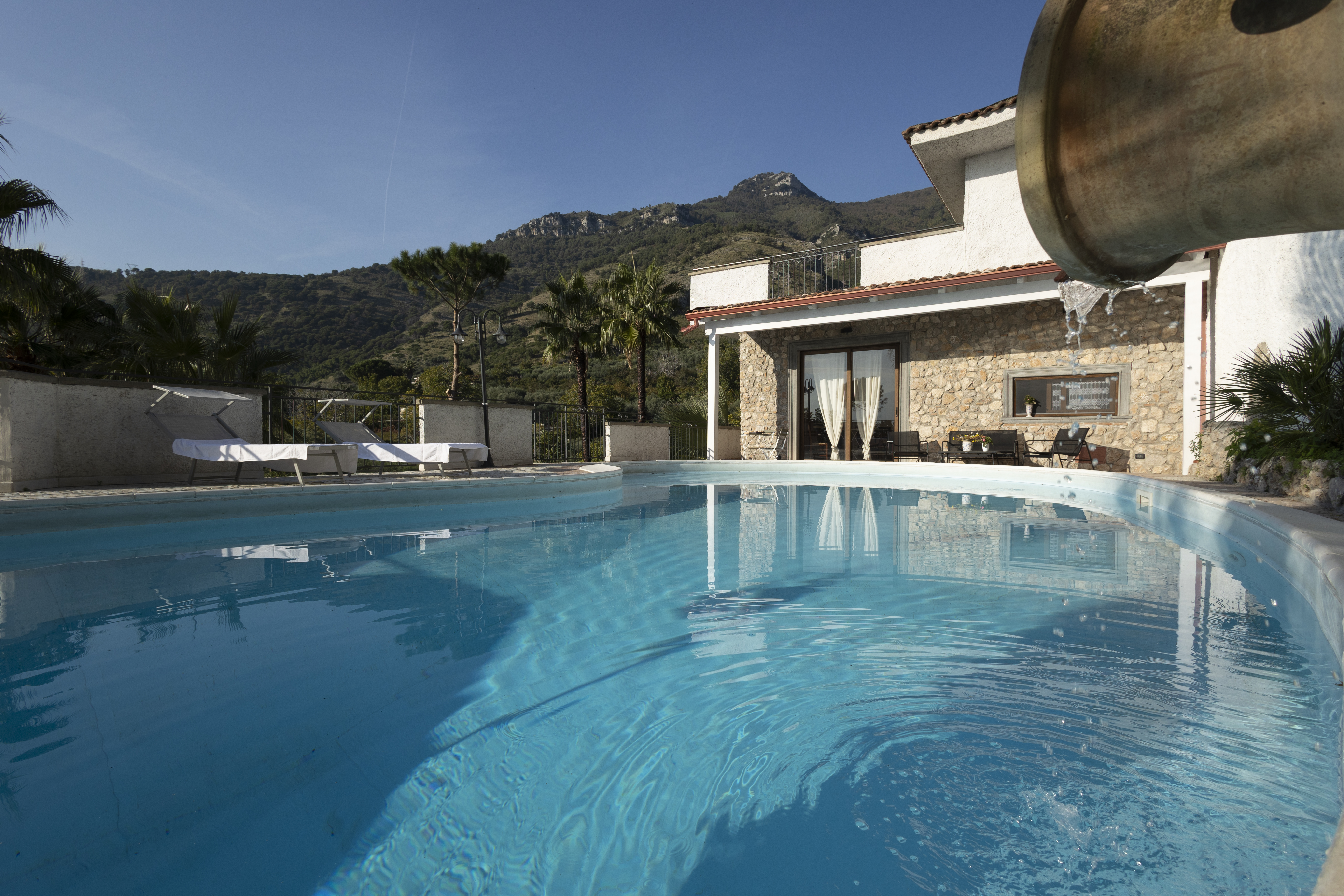 System.Collections.Generic.List`1[BluePillow.Application.SearchEngine.Dto.PhotoDto]?.ElementAt(1)?.Caption