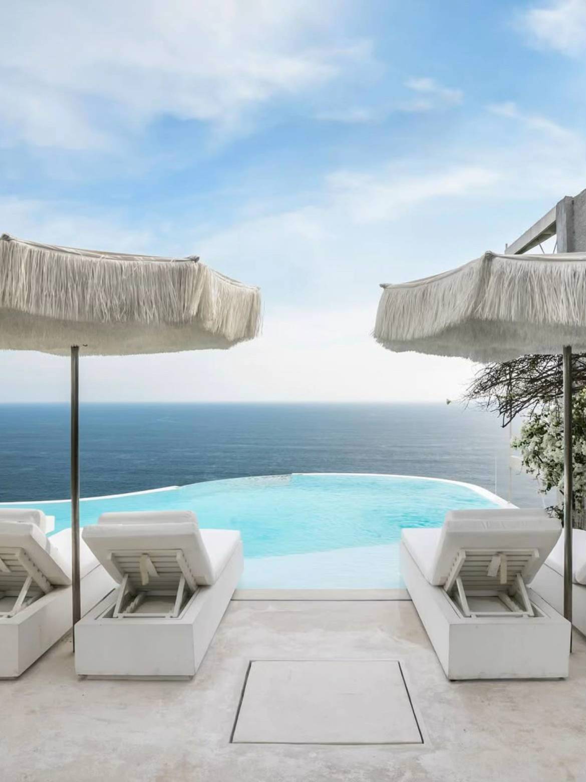 System.Collections.Generic.List`1[BluePillow.Application.SearchEngine.Dto.PhotoDto]?.ElementAt(2)?.Caption