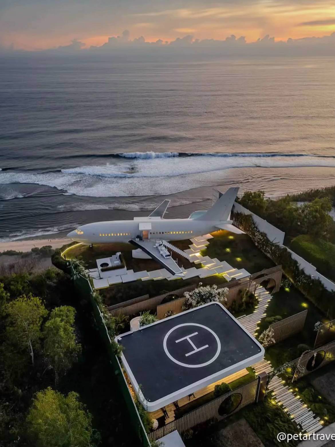 System.Collections.Generic.List`1[BluePillow.Application.SearchEngine.Dto.PhotoDto]?.ElementAt(1)?.Caption