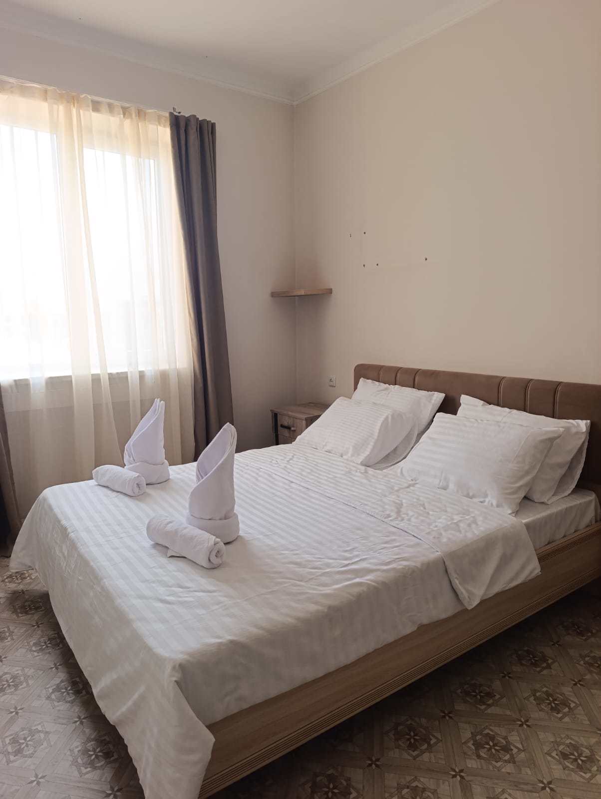 System.Collections.Generic.List`1[BluePillow.Application.SearchEngine.Dto.PhotoDto]?.ElementAt(1)?.Caption