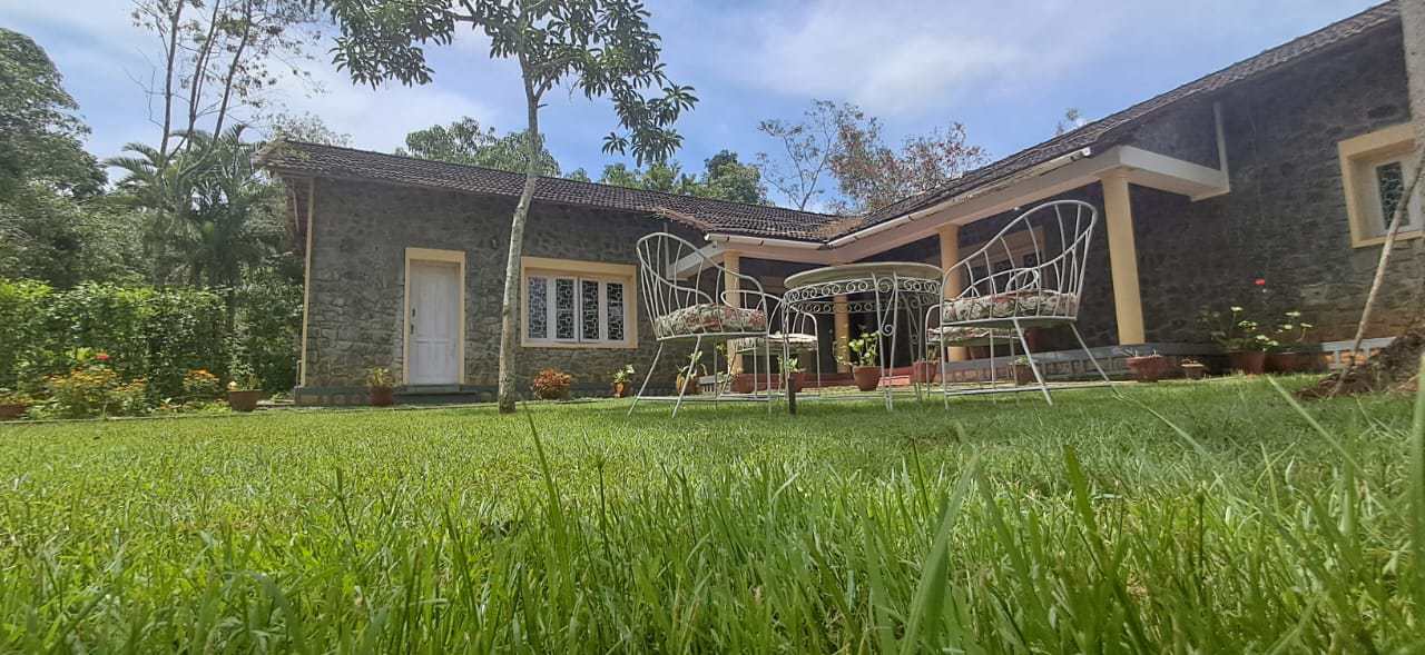 System.Collections.Generic.List`1[BluePillow.Application.SearchEngine.Dto.PhotoDto]?.ElementAt(1)?.Caption