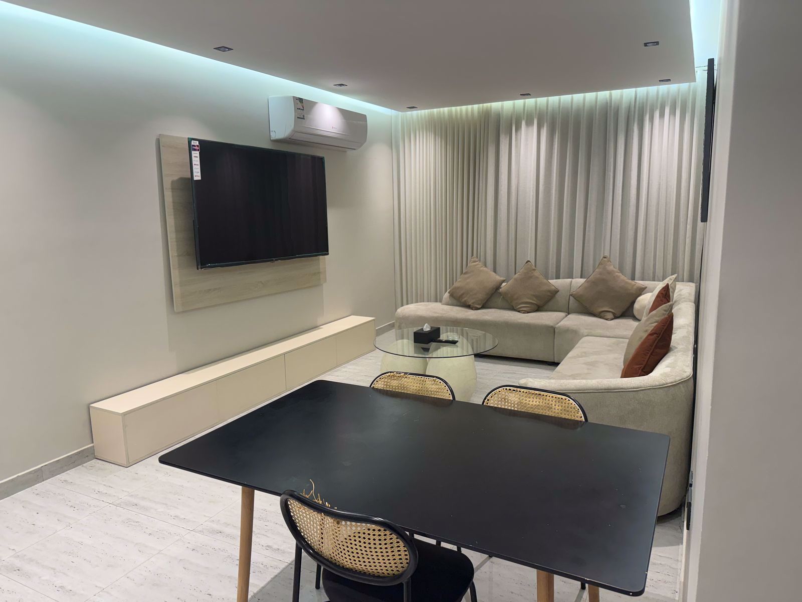 System.Collections.Generic.List`1[BluePillow.Application.SearchEngine.Dto.PhotoDto]?.ElementAt(3)?.Caption