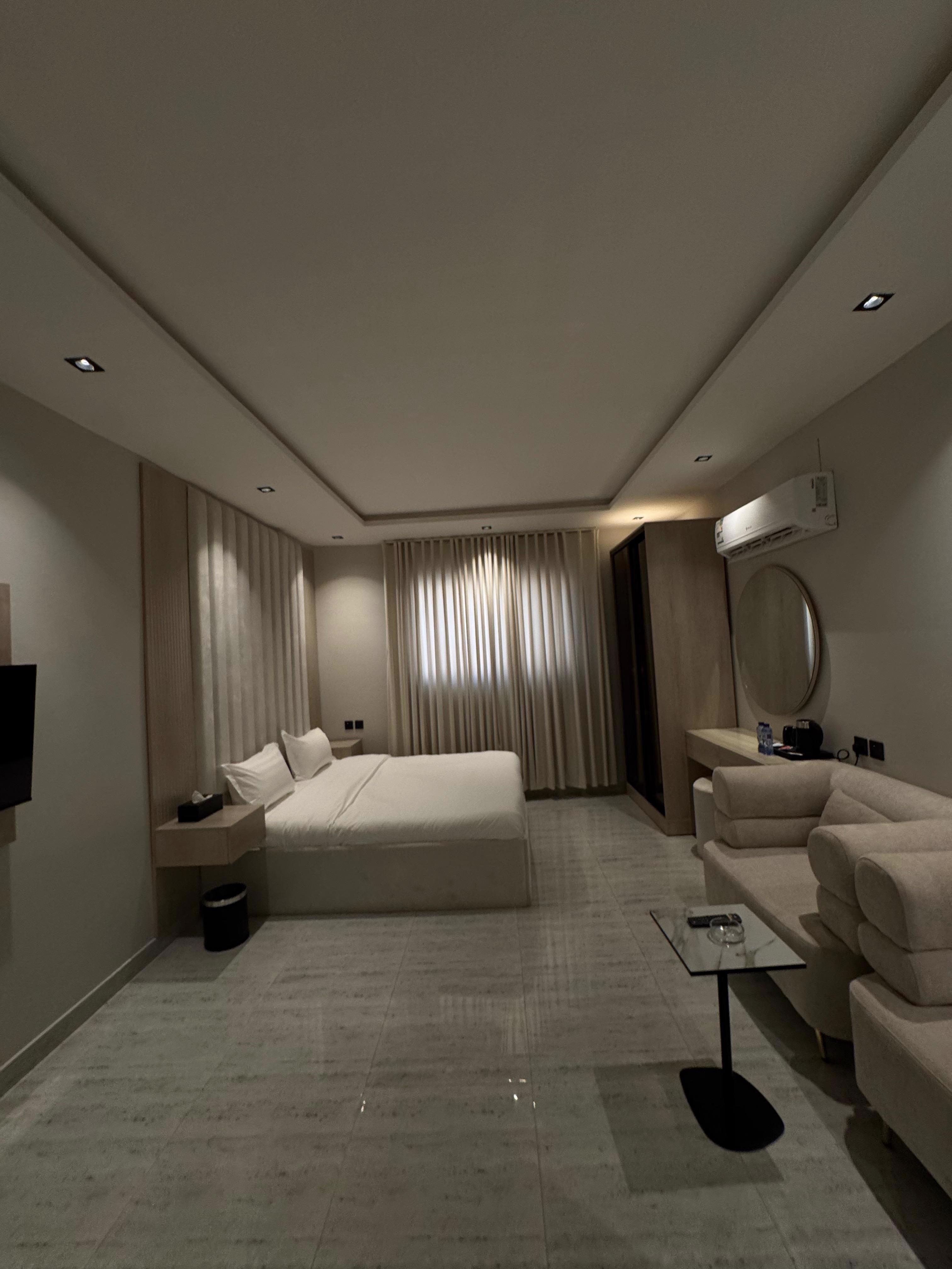 System.Collections.Generic.List`1[BluePillow.Application.SearchEngine.Dto.PhotoDto]?.ElementAt(2)?.Caption