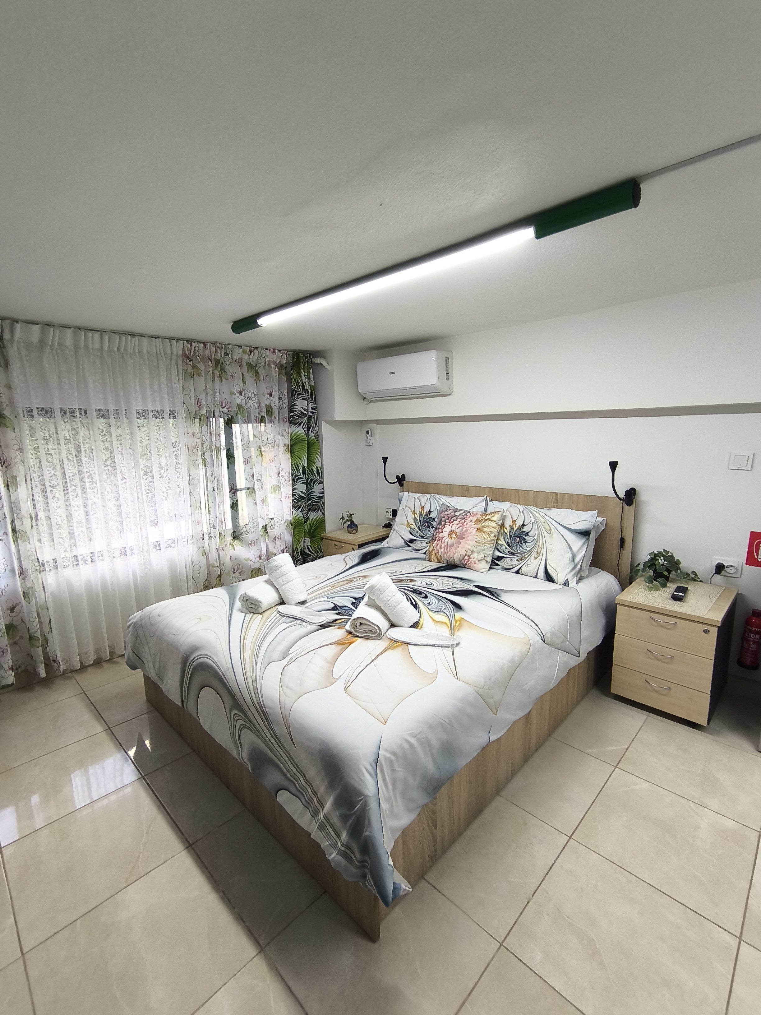 System.Collections.Generic.List`1[BluePillow.Application.SearchEngine.Dto.PhotoDto]?.ElementAt(0)?.Caption