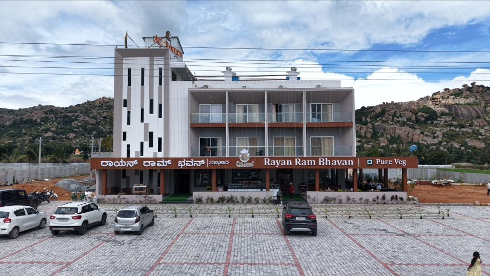 System.Collections.Generic.List`1[BluePillow.Application.SearchEngine.Dto.PhotoDto]?.ElementAt(0)?.Caption