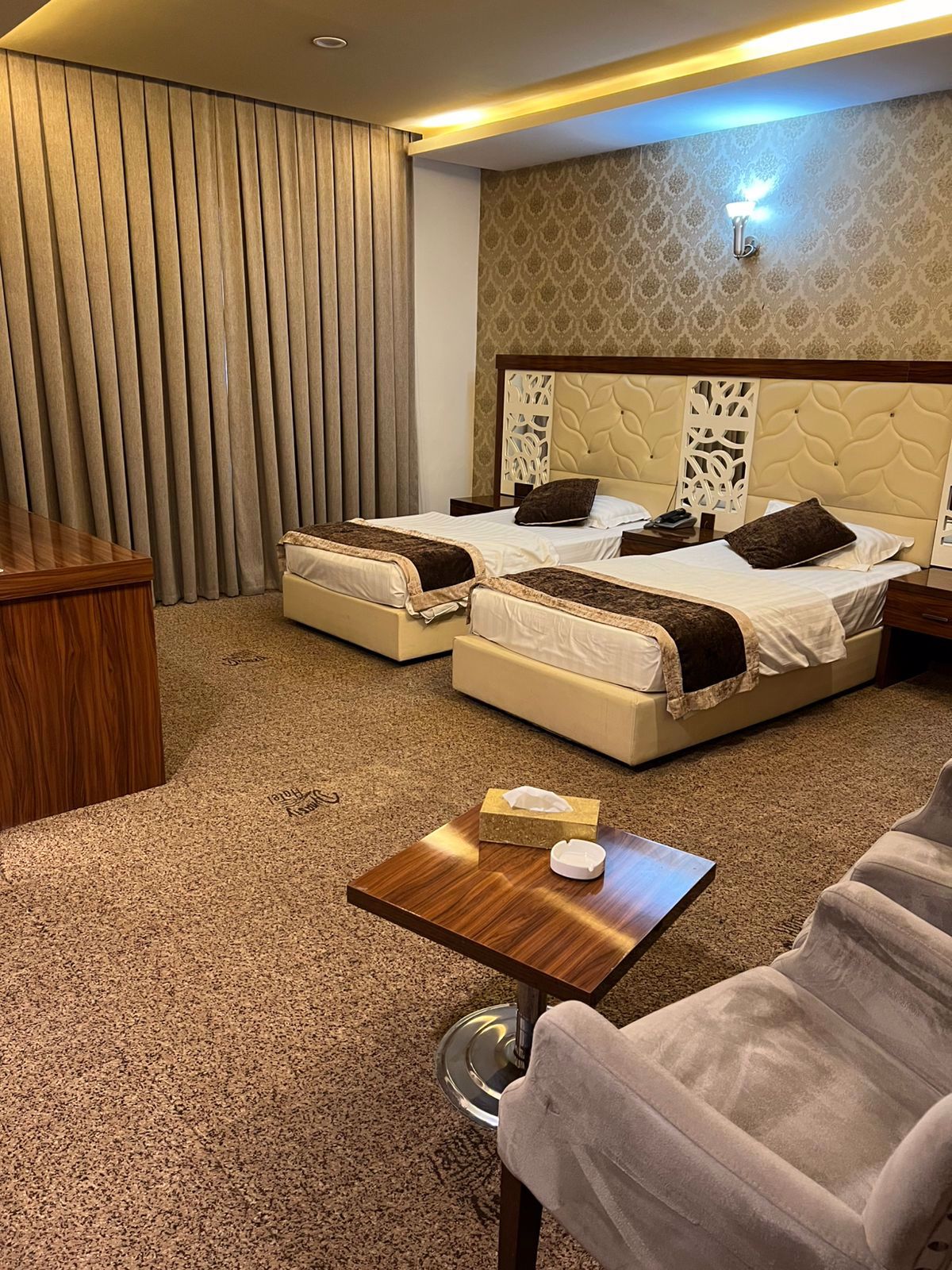 System.Collections.Generic.List`1[BluePillow.Application.SearchEngine.Dto.PhotoDto]?.ElementAt(2)?.Caption