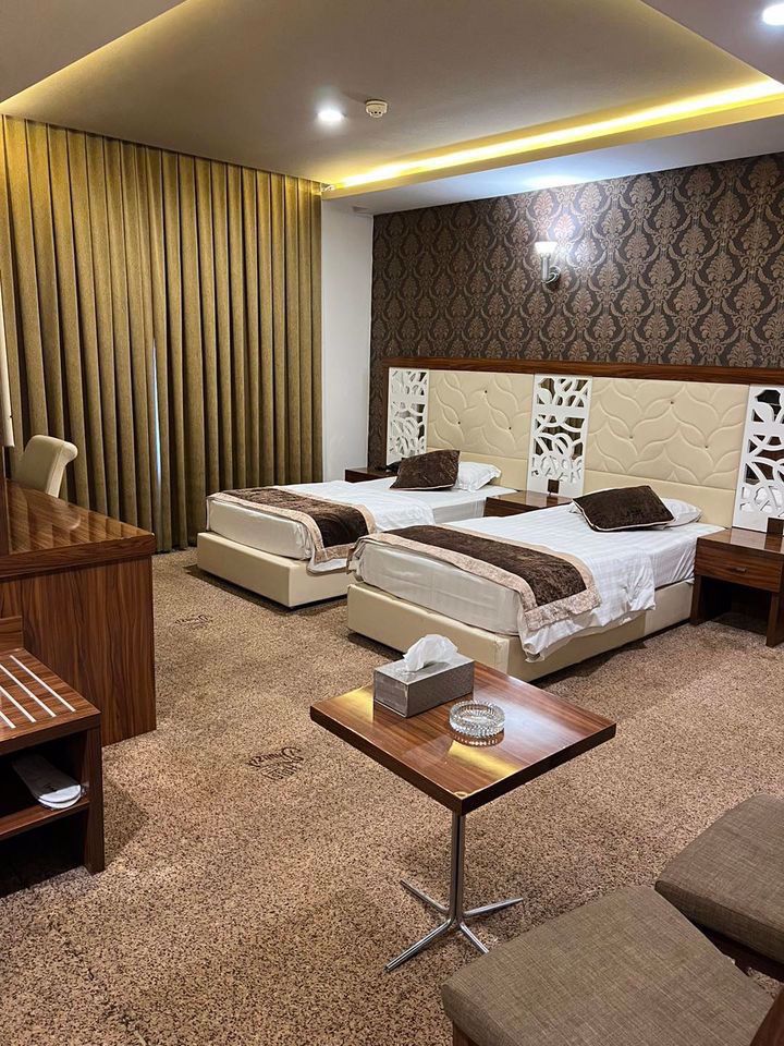 System.Collections.Generic.List`1[BluePillow.Application.SearchEngine.Dto.PhotoDto]?.ElementAt(0)?.Caption