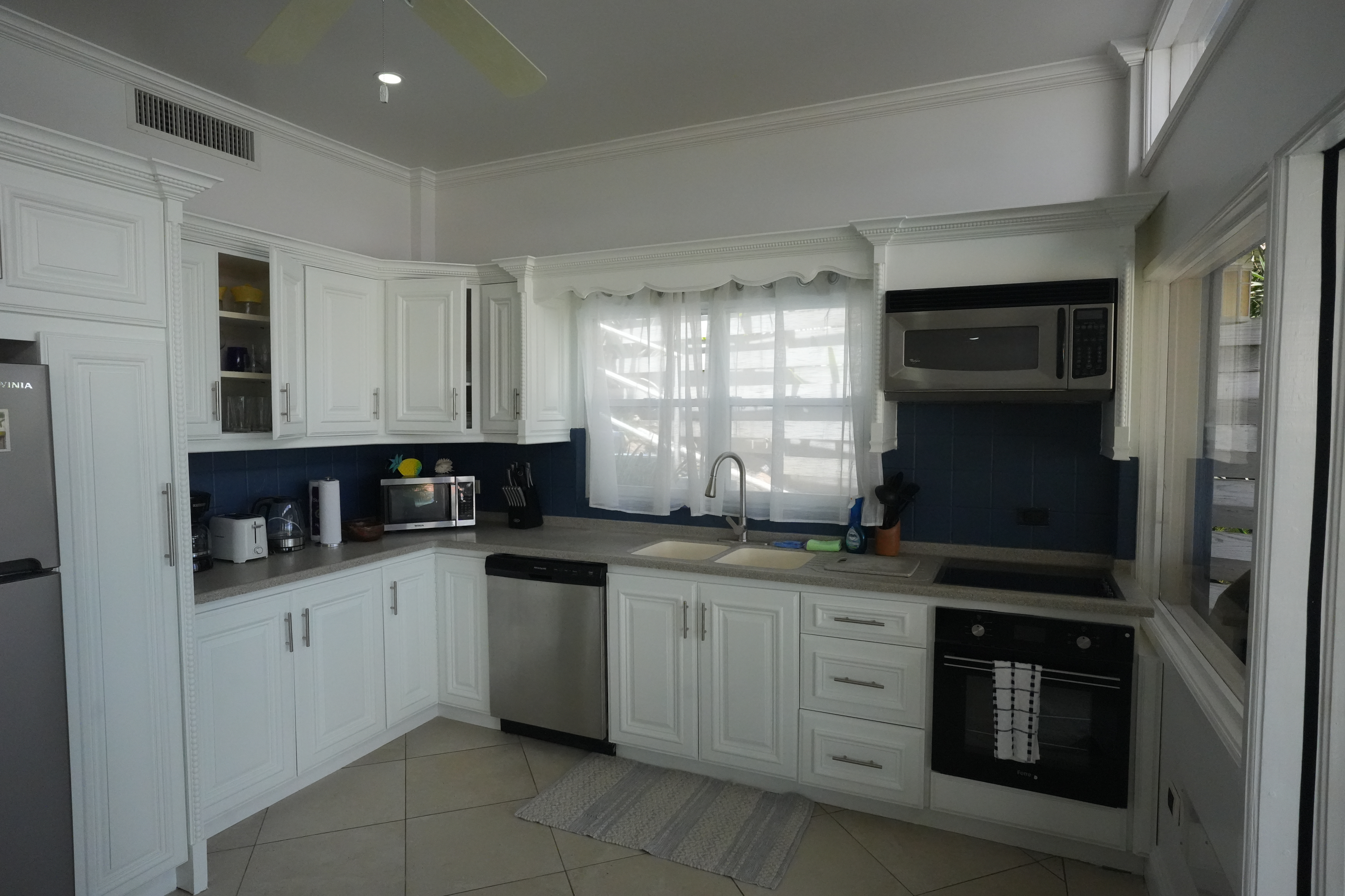 System.Collections.Generic.List`1[BluePillow.Application.SearchEngine.Dto.PhotoDto]?.ElementAt(2)?.Caption