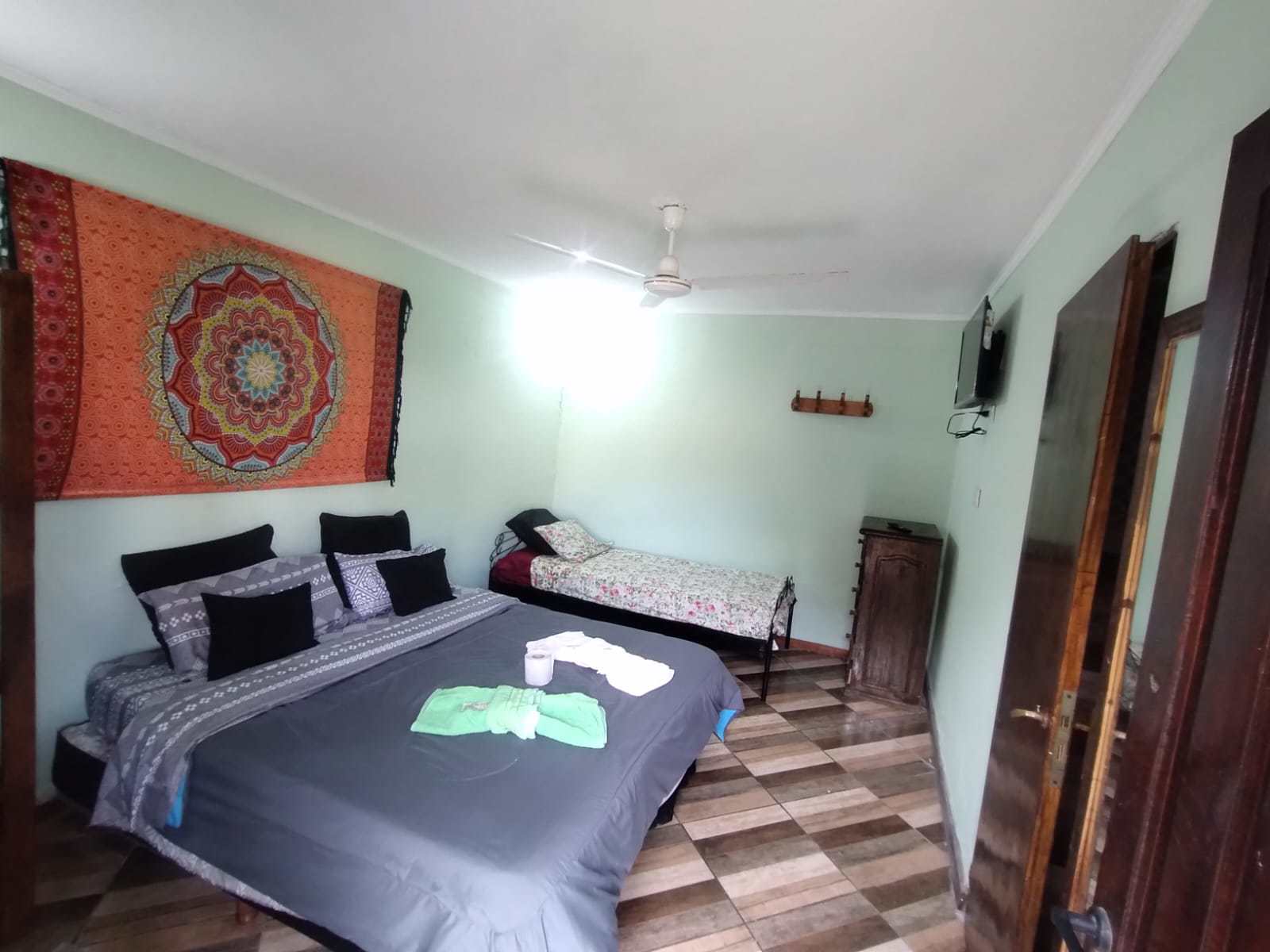 System.Collections.Generic.List`1[BluePillow.Application.SearchEngine.Dto.PhotoDto]?.ElementAt(1)?.Caption