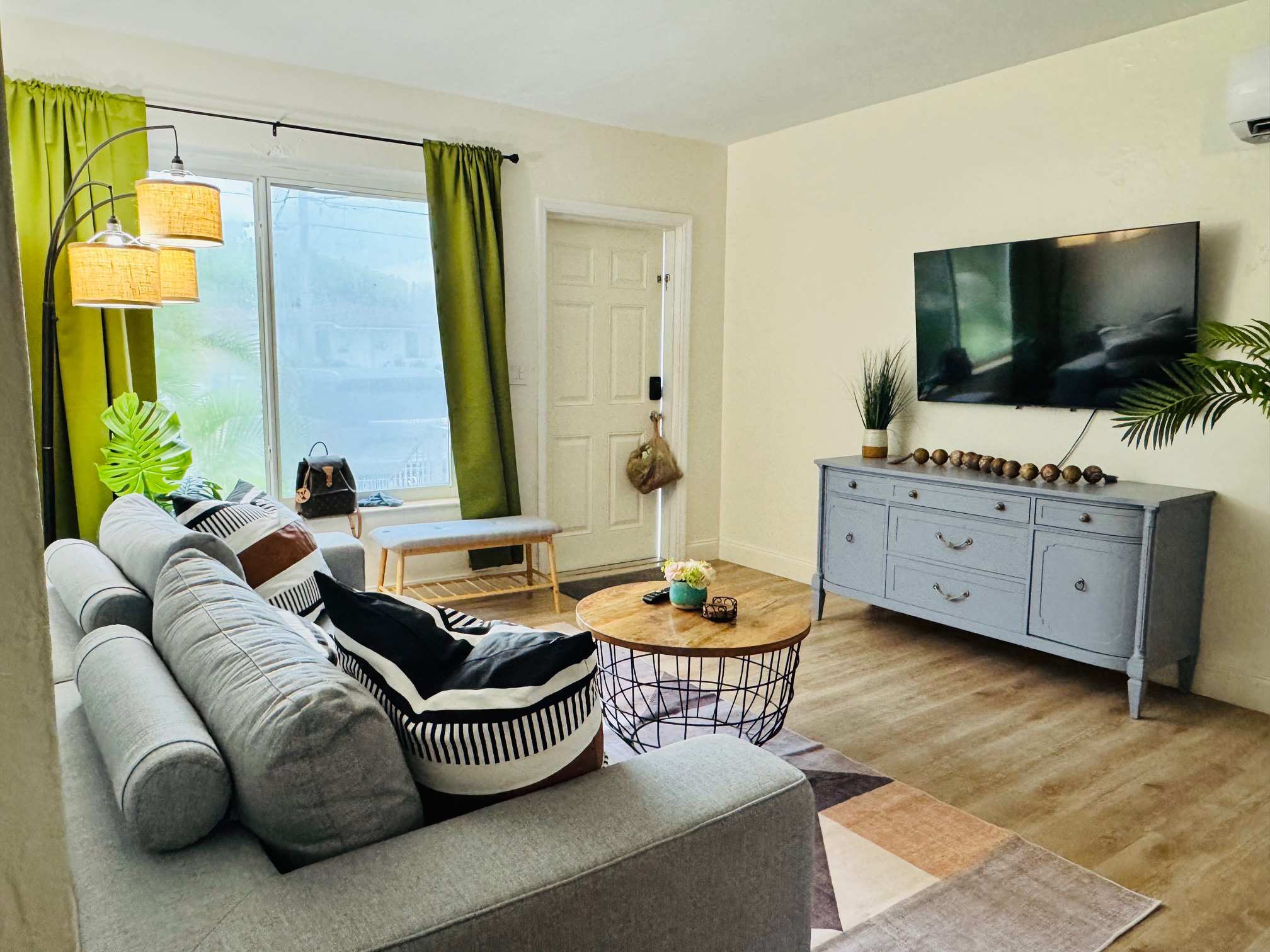 System.Collections.Generic.List`1[BluePillow.Application.SearchEngine.Dto.PhotoDto]?.ElementAt(0)?.Caption