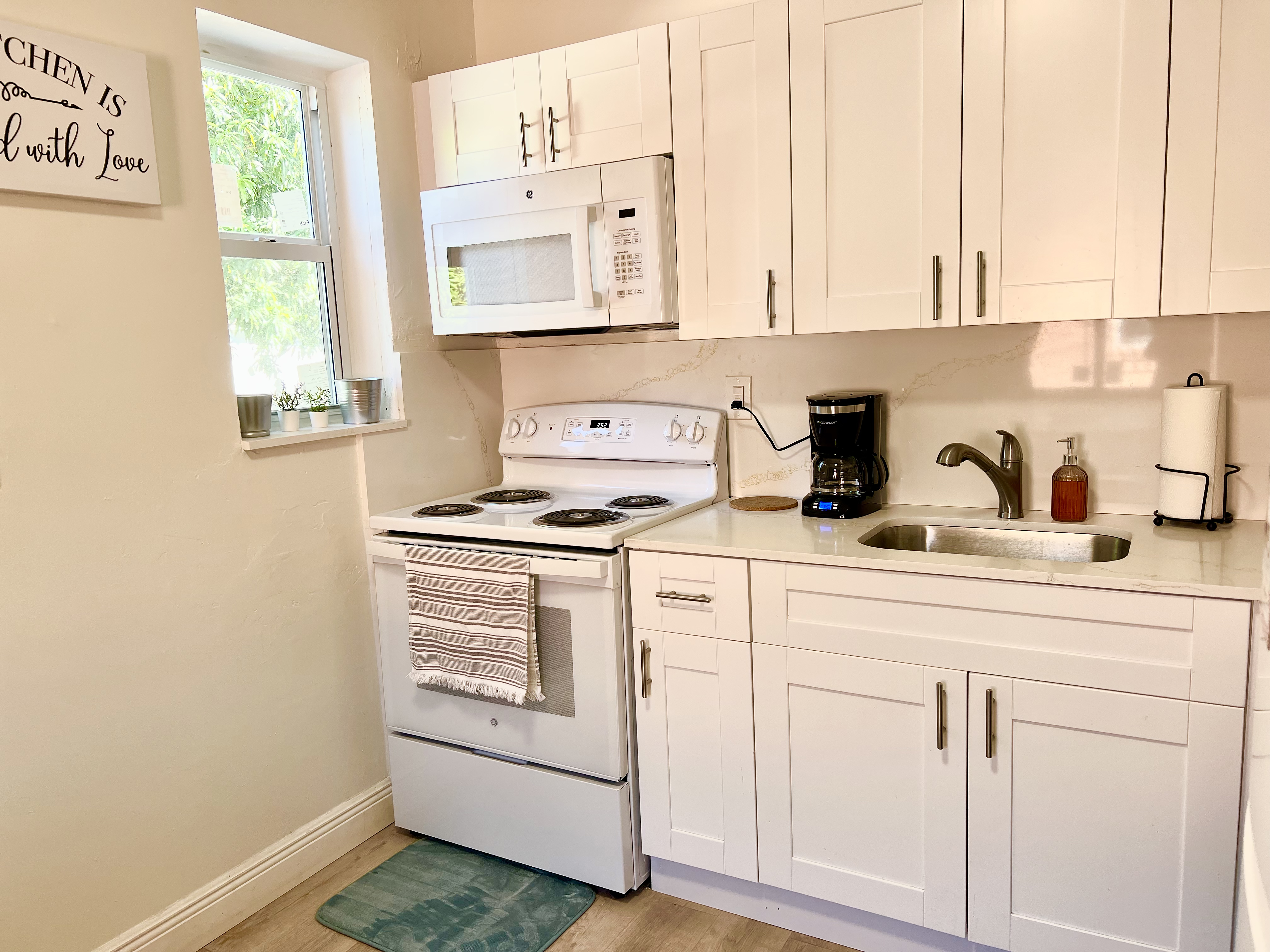 System.Collections.Generic.List`1[BluePillow.Application.SearchEngine.Dto.PhotoDto]?.ElementAt(3)?.Caption