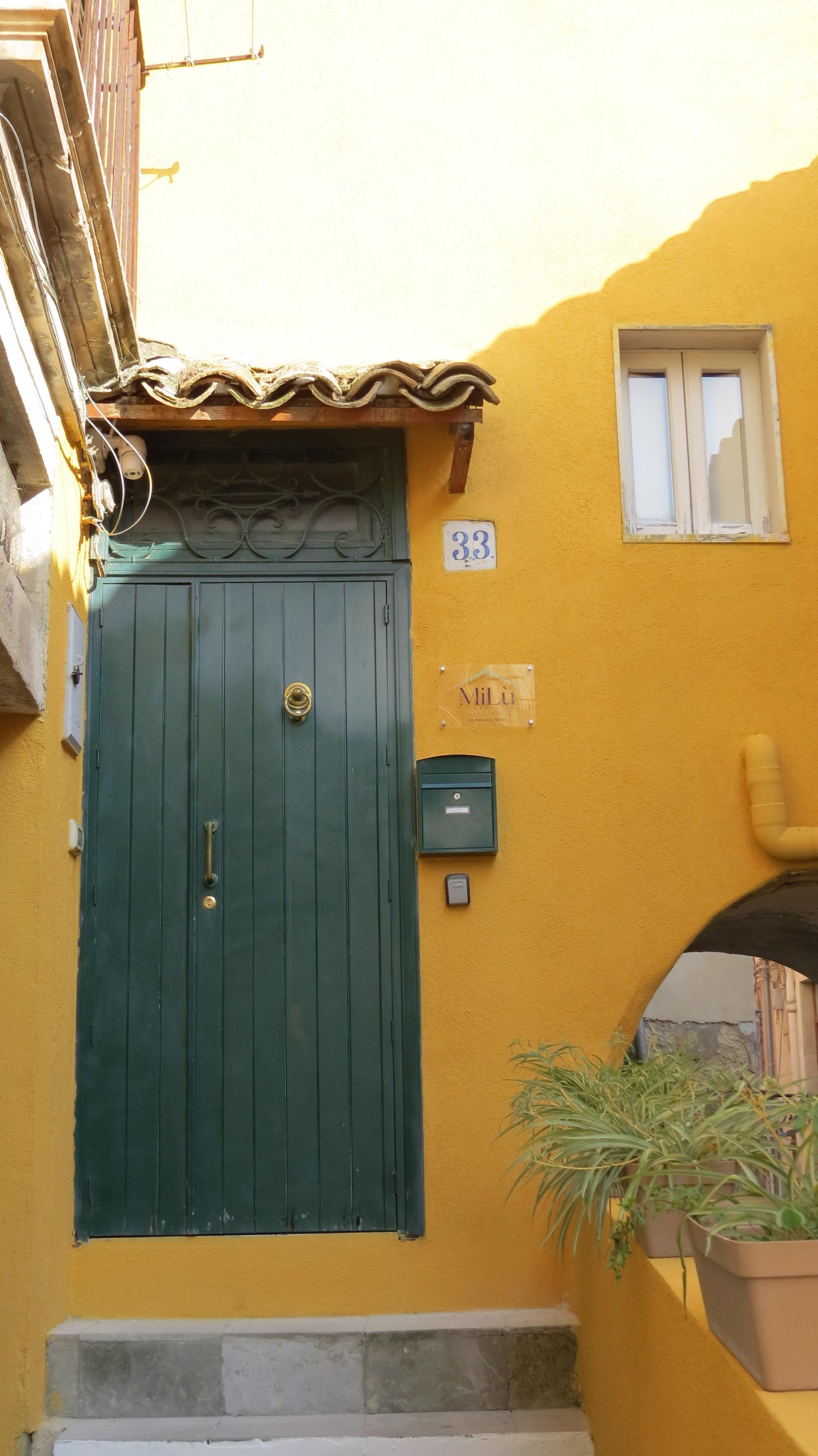 System.Collections.Generic.List`1[BluePillow.Application.SearchEngine.Dto.PhotoDto]?.ElementAt(1)?.Caption