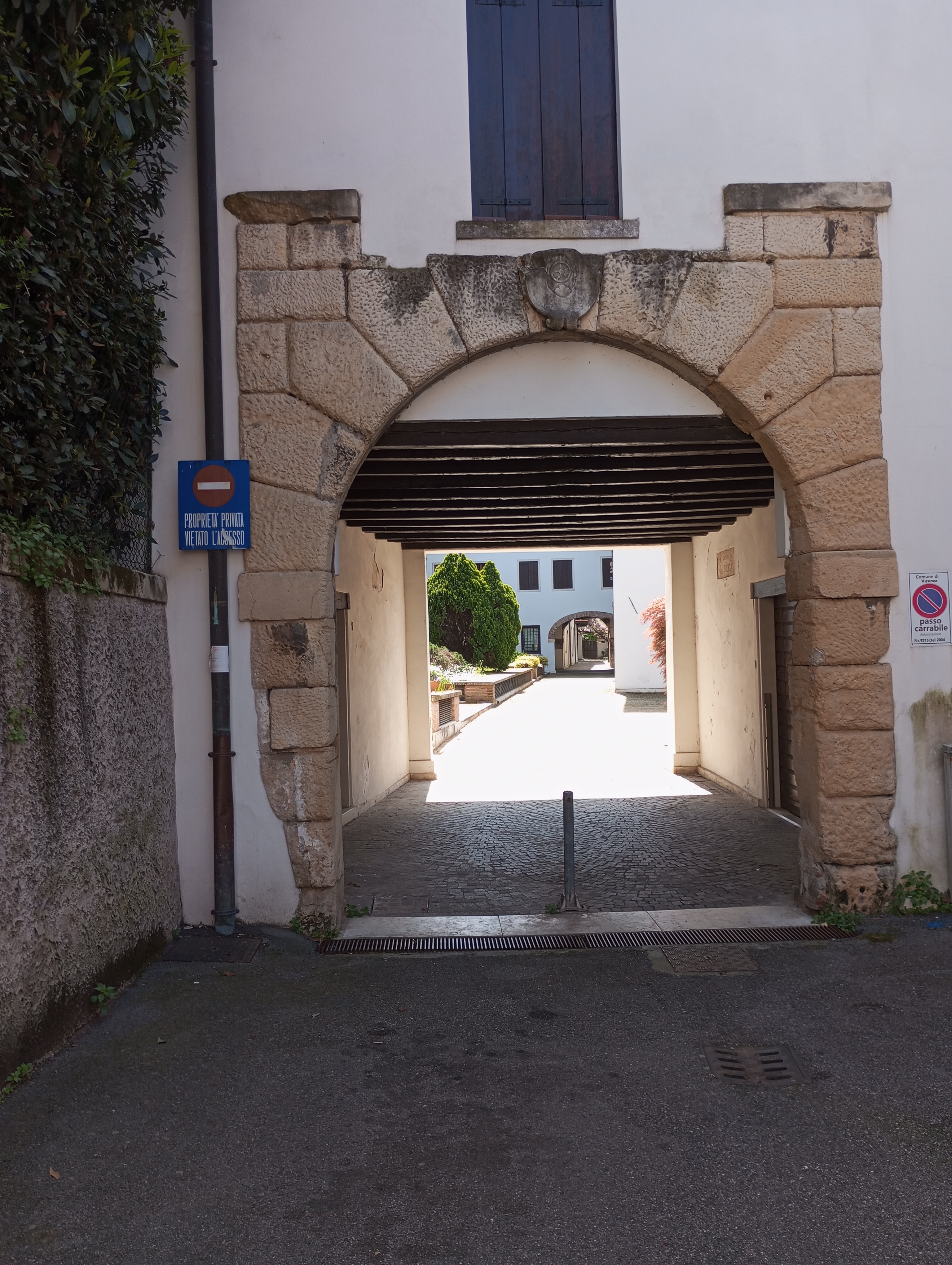 System.Collections.Generic.List`1[BluePillow.Application.SearchEngine.Dto.PhotoDto]?.ElementAt(3)?.Caption