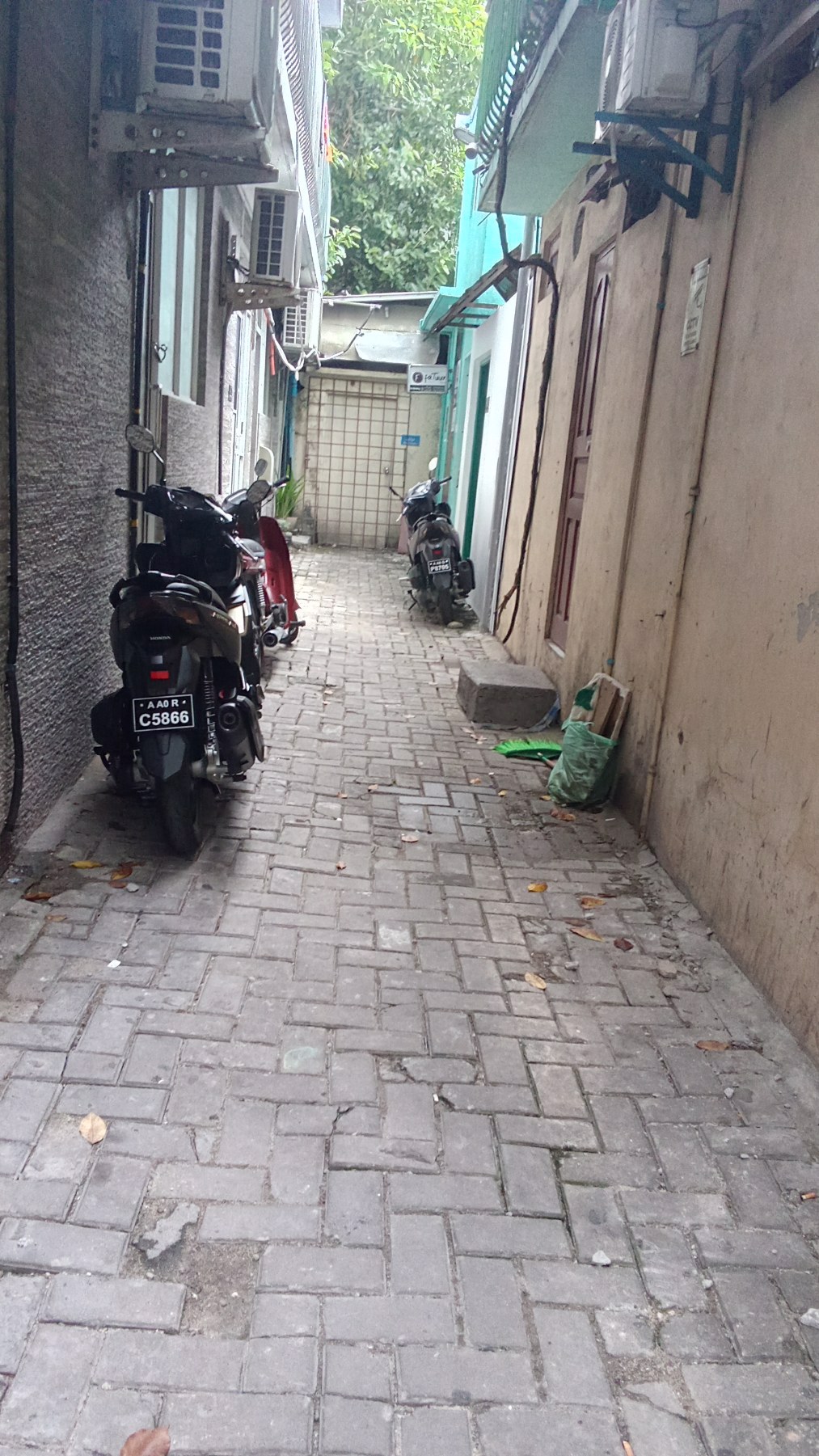 System.Collections.Generic.List`1[BluePillow.Application.SearchEngine.Dto.PhotoDto]?.ElementAt(3)?.Caption