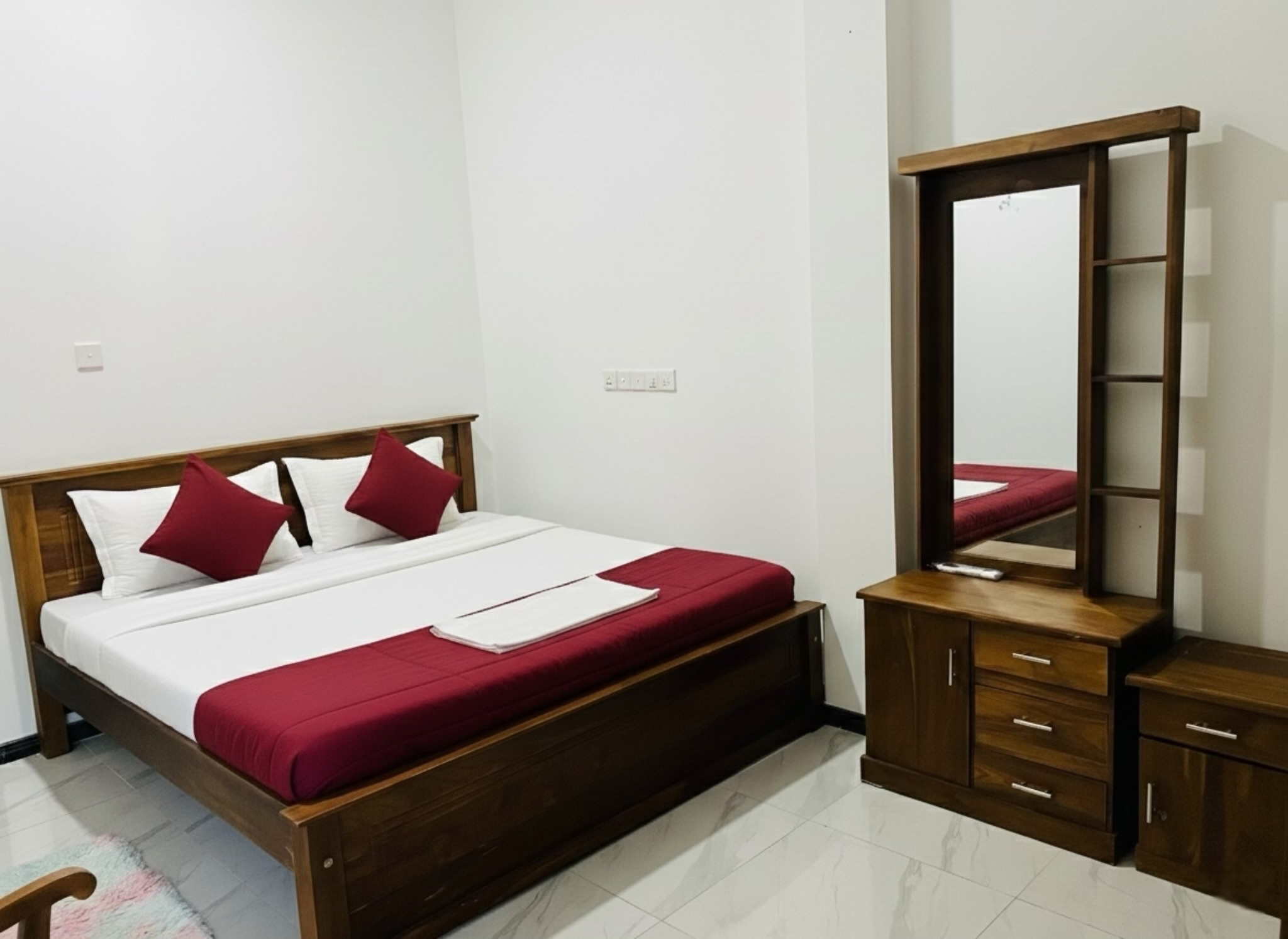 System.Collections.Generic.List`1[BluePillow.Application.SearchEngine.Dto.PhotoDto]?.ElementAt(1)?.Caption