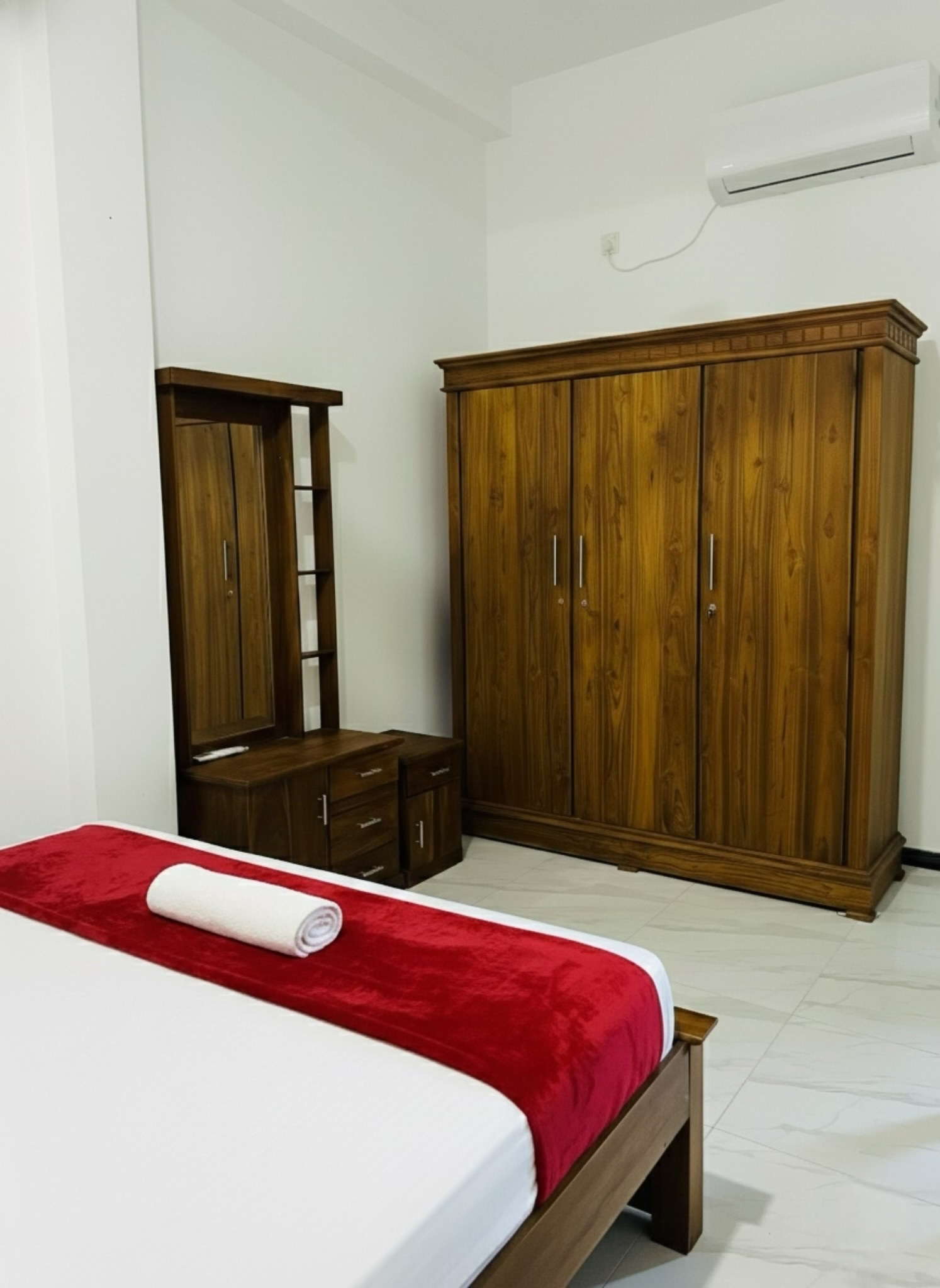 System.Collections.Generic.List`1[BluePillow.Application.SearchEngine.Dto.PhotoDto]?.ElementAt(2)?.Caption