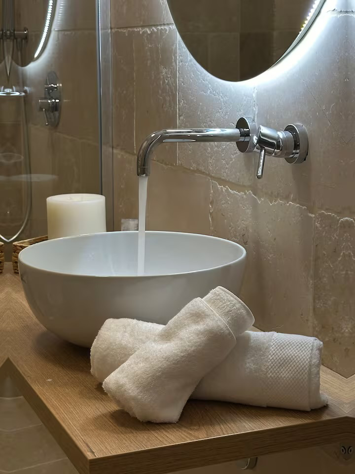 System.Collections.Generic.List`1[BluePillow.Application.SearchEngine.Dto.PhotoDto]?.ElementAt(1)?.Caption