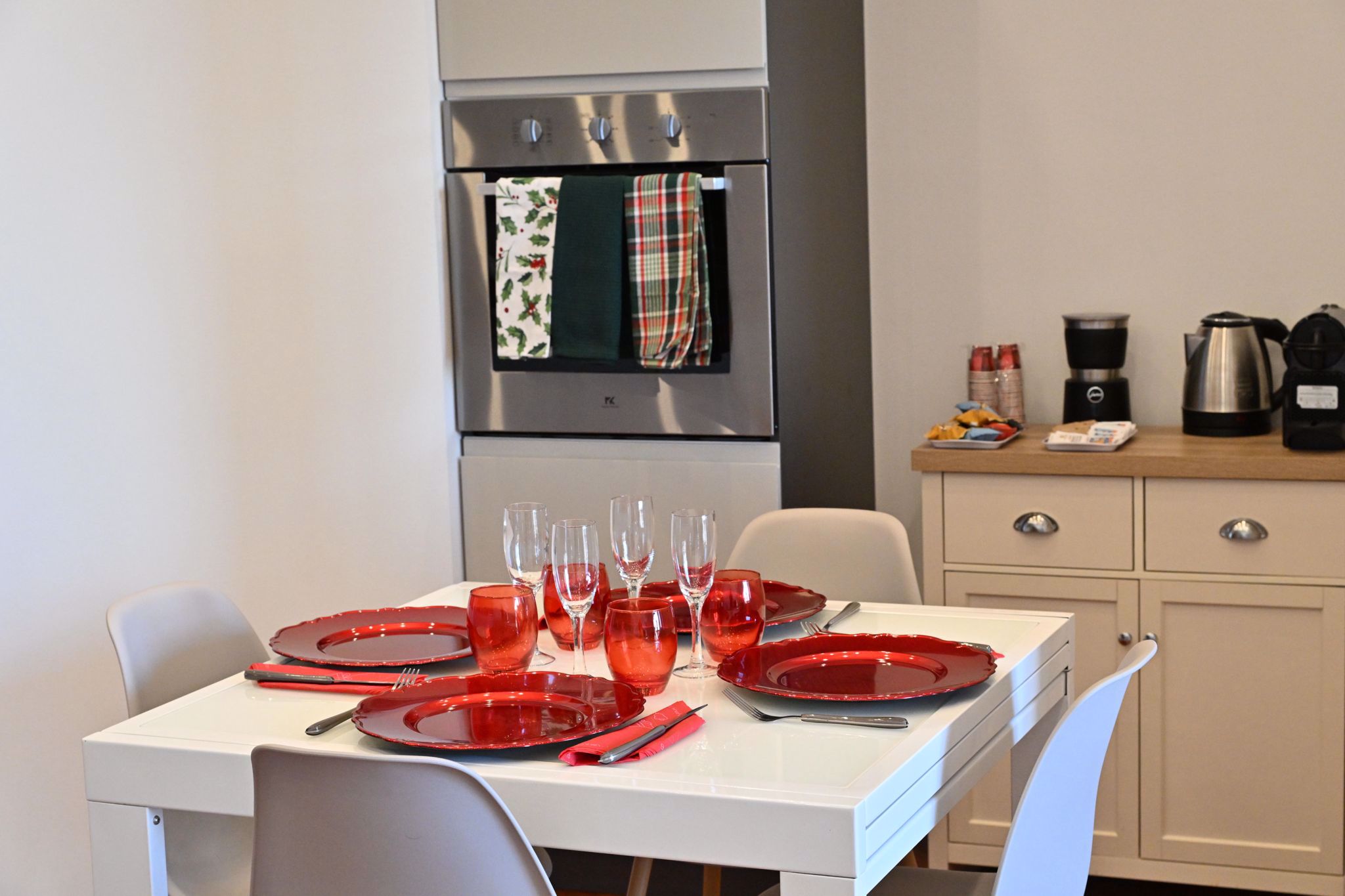 System.Collections.Generic.List`1[BluePillow.Application.SearchEngine.Dto.PhotoDto]?.ElementAt(1)?.Caption