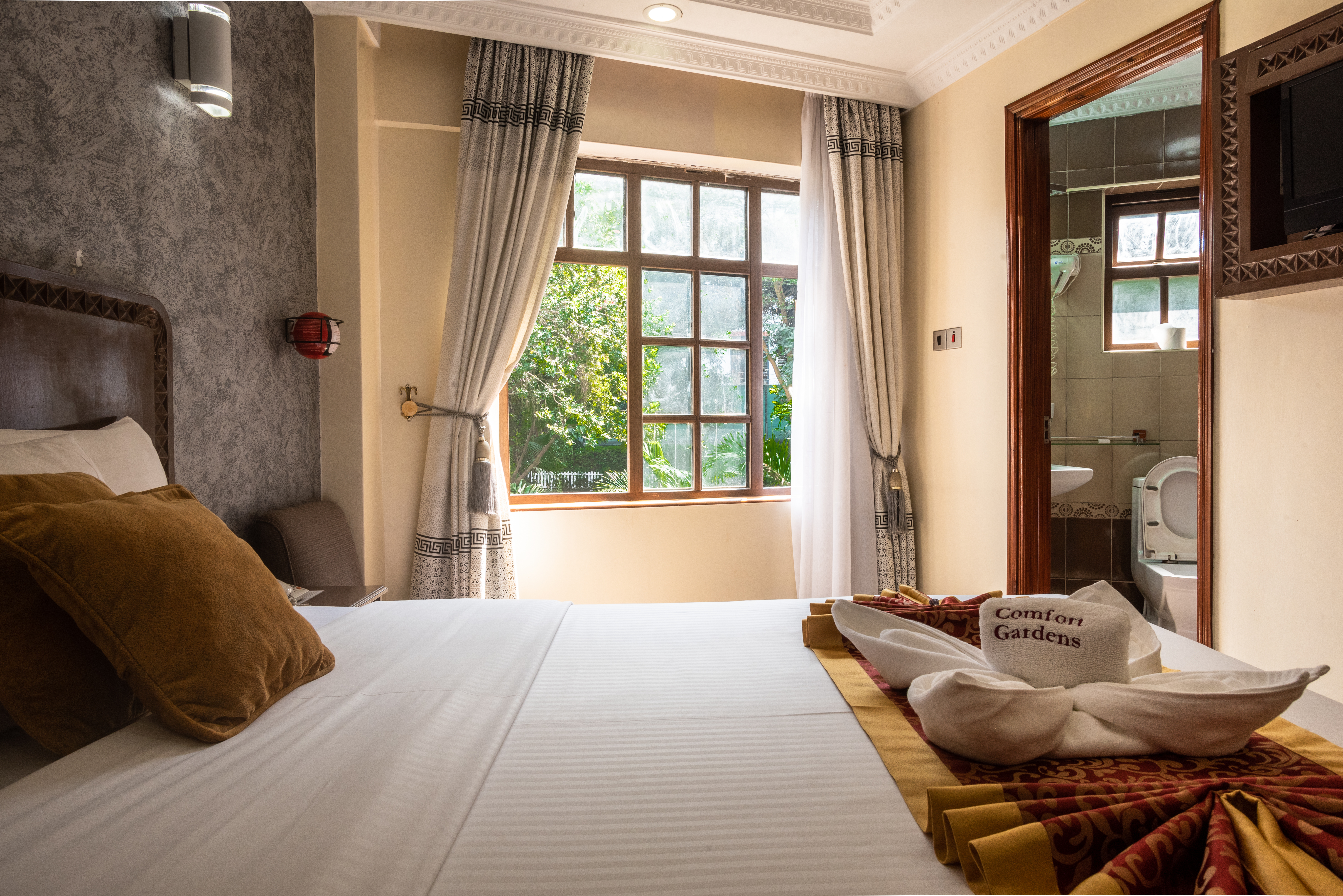 System.Collections.Generic.List`1[BluePillow.Application.SearchEngine.Dto.PhotoDto]?.ElementAt(2)?.Caption