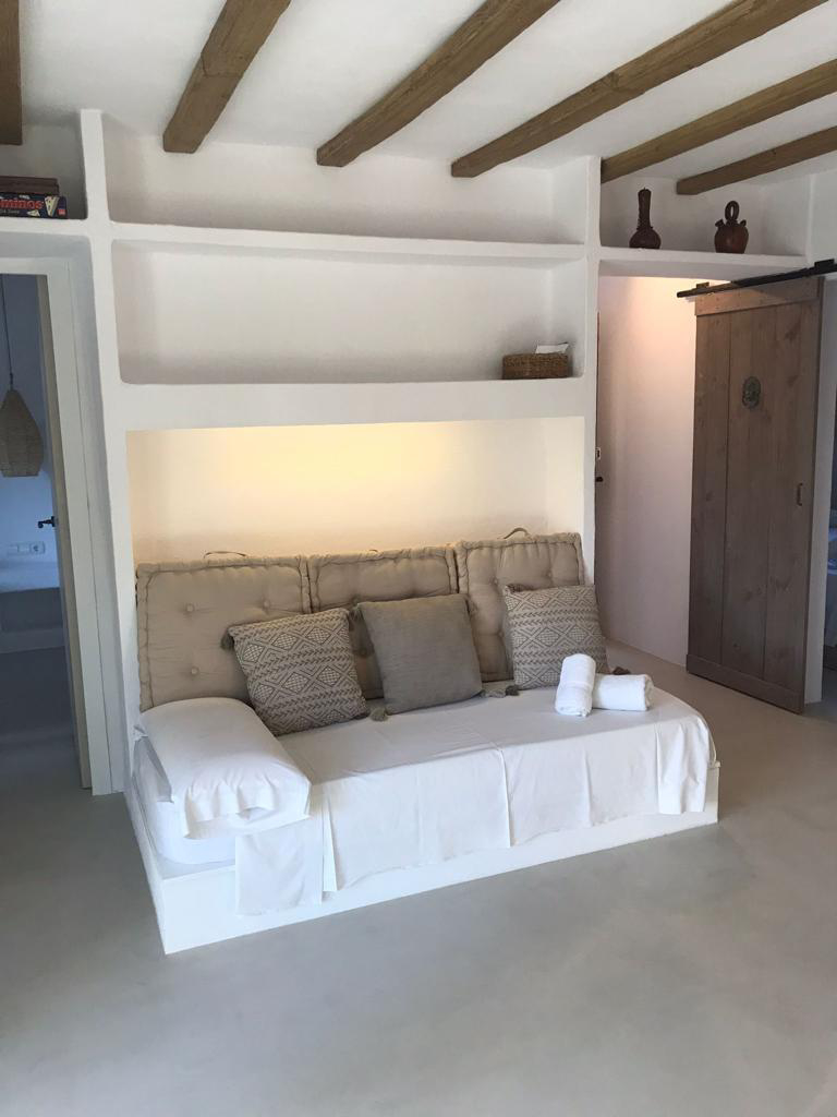 System.Collections.Generic.List`1[BluePillow.Application.SearchEngine.Dto.PhotoDto]?.ElementAt(3)?.Caption