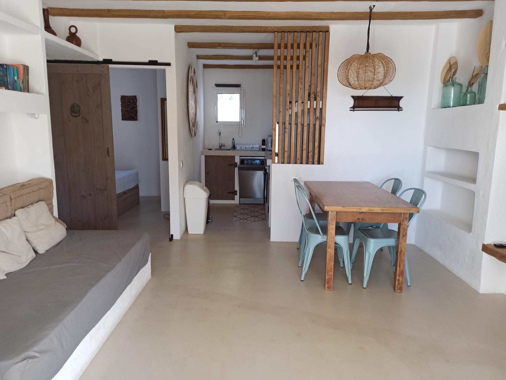 System.Collections.Generic.List`1[BluePillow.Application.SearchEngine.Dto.PhotoDto]?.ElementAt(1)?.Caption