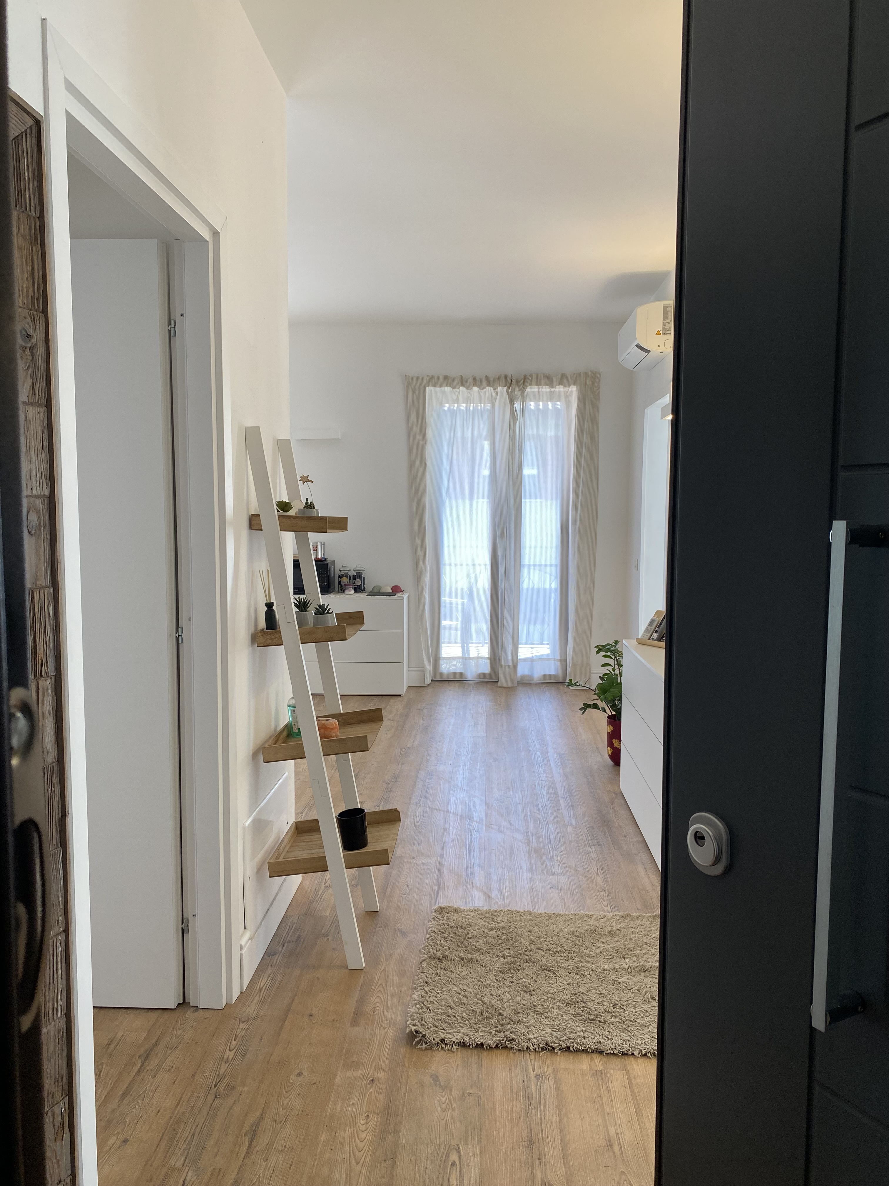 System.Collections.Generic.List`1[BluePillow.Application.SearchEngine.Dto.PhotoDto]?.ElementAt(1)?.Caption