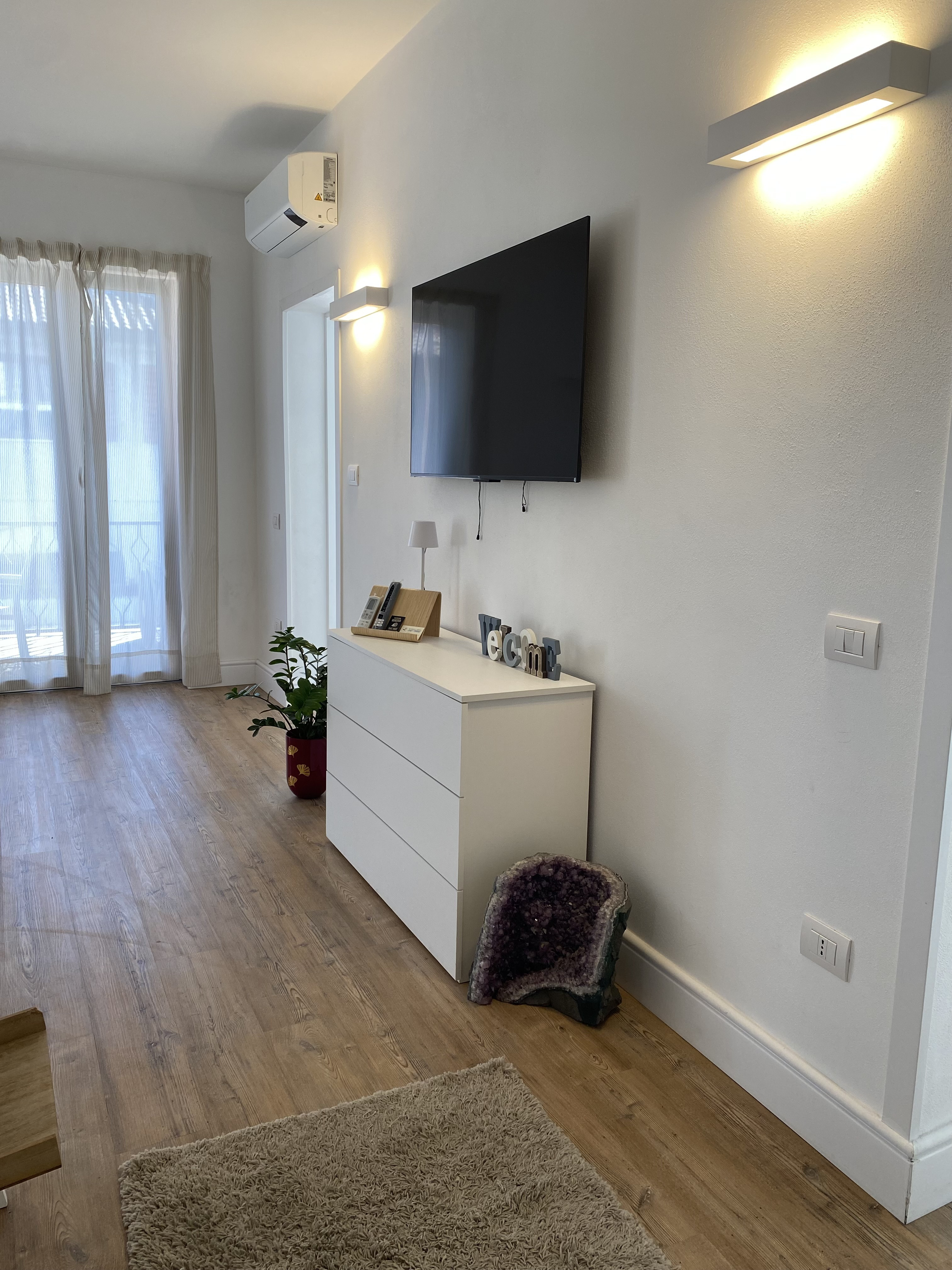 System.Collections.Generic.List`1[BluePillow.Application.SearchEngine.Dto.PhotoDto]?.ElementAt(0)?.Caption