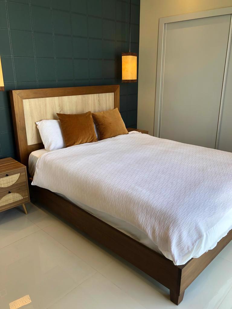 System.Collections.Generic.List`1[BluePillow.Application.SearchEngine.Dto.PhotoDto]?.ElementAt(1)?.Caption