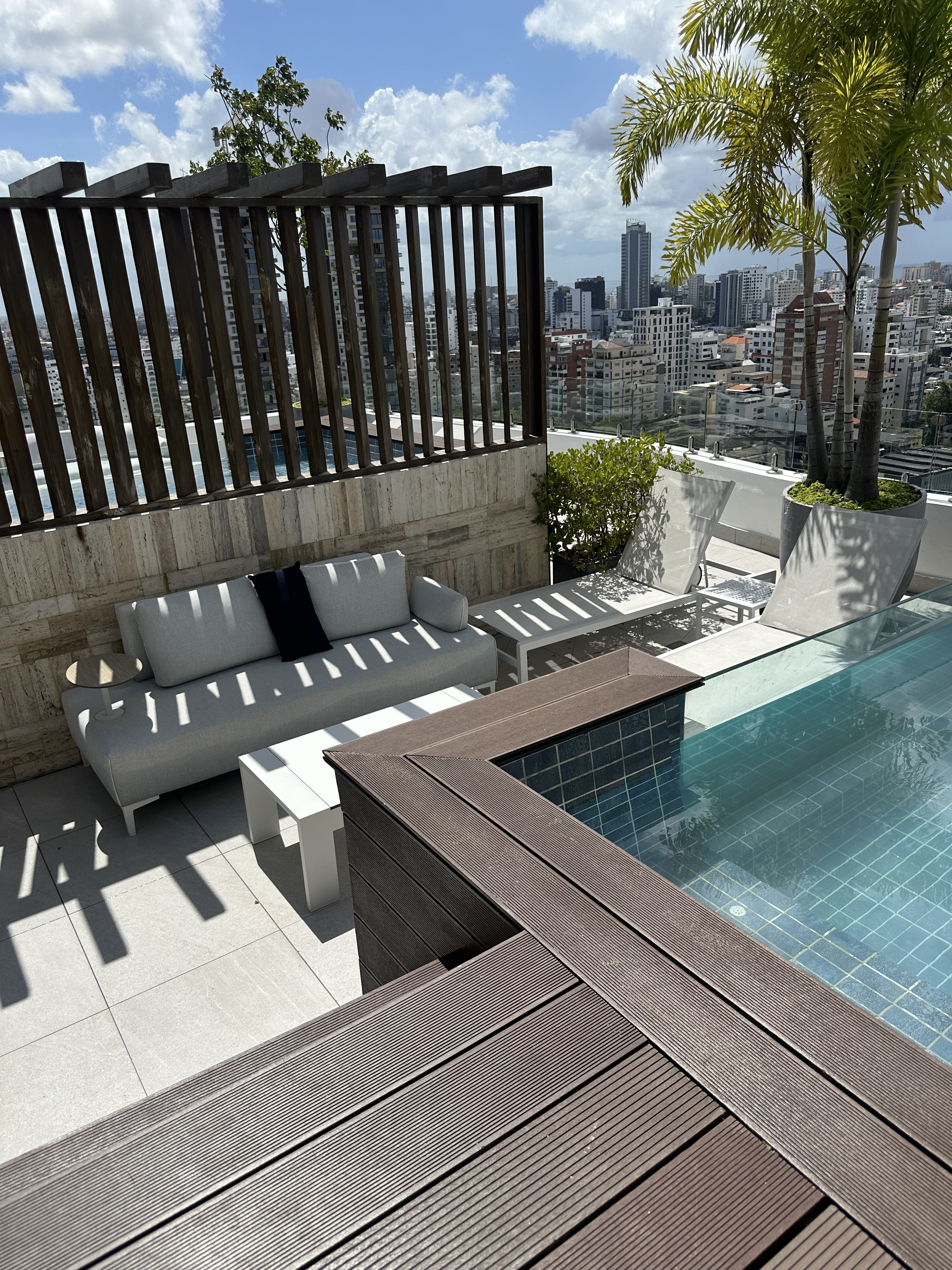 System.Collections.Generic.List`1[BluePillow.Application.SearchEngine.Dto.PhotoDto]?.ElementAt(2)?.Caption