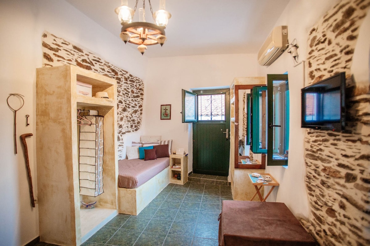 System.Collections.Generic.List`1[BluePillow.Application.SearchEngine.Dto.PhotoDto]?.ElementAt(0)?.Caption