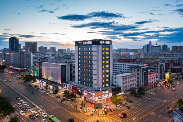 Yiyi Hotel (Tongliao Mingren Street Railway Station)