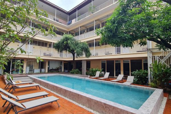 Feung Nakorn Balcony Rooms and Cafe