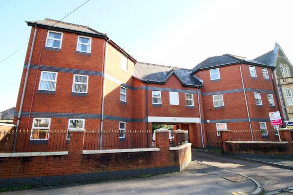 Stay in Cardiff Canton St John's Court Apartment