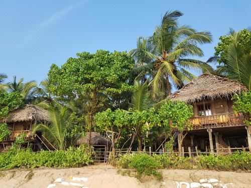 Costa Tina Huts