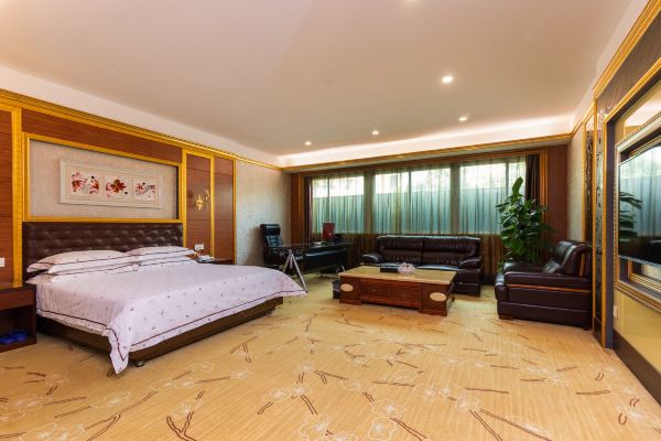 Xinhualian Business Hotel (Zhuhai Gongbei Port Light Rail Station)