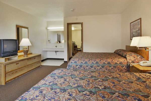Super 8 by Wyndham Iron Mountain