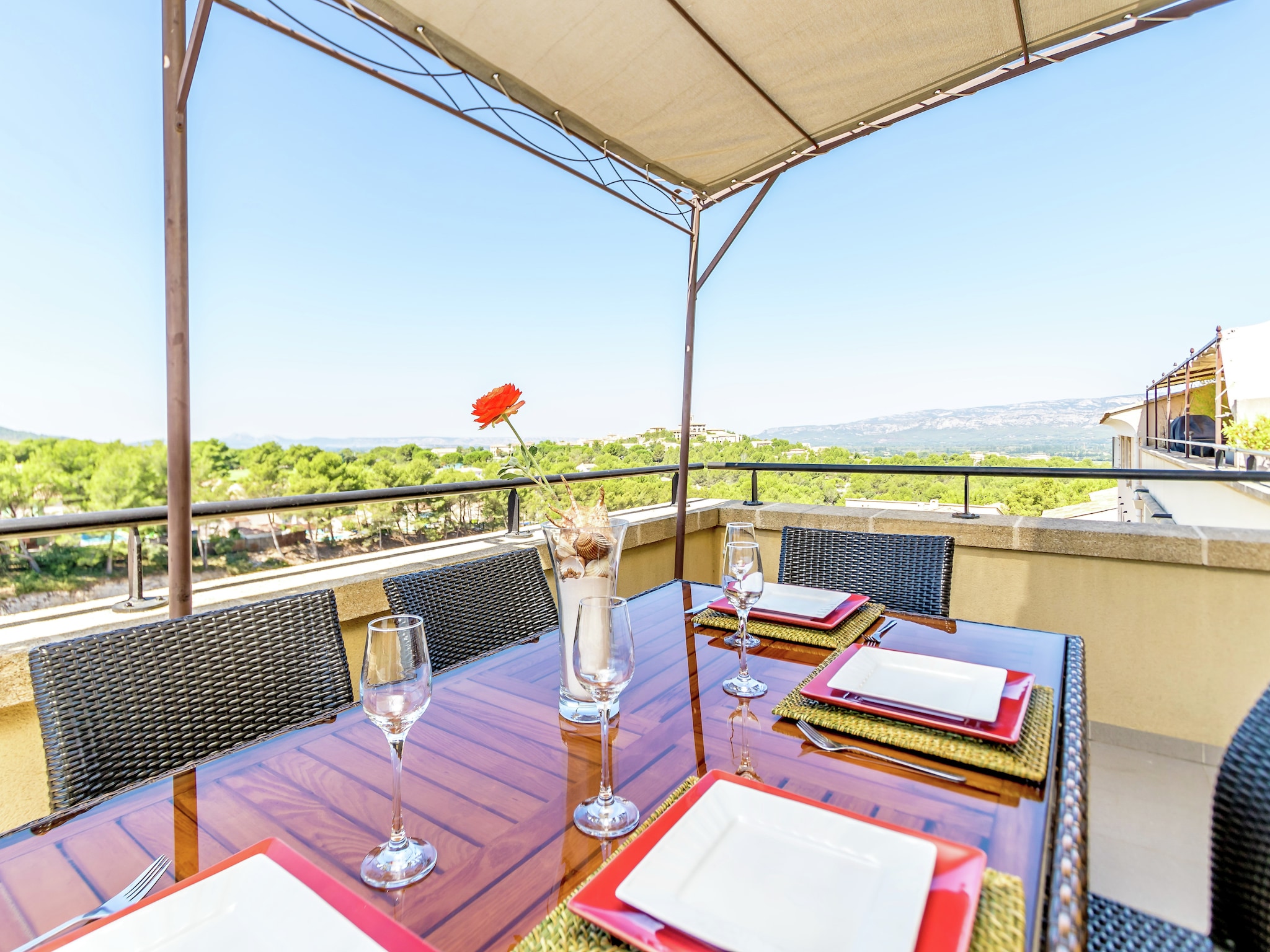 Charming Apartment in Mallemort with Swimming Pool