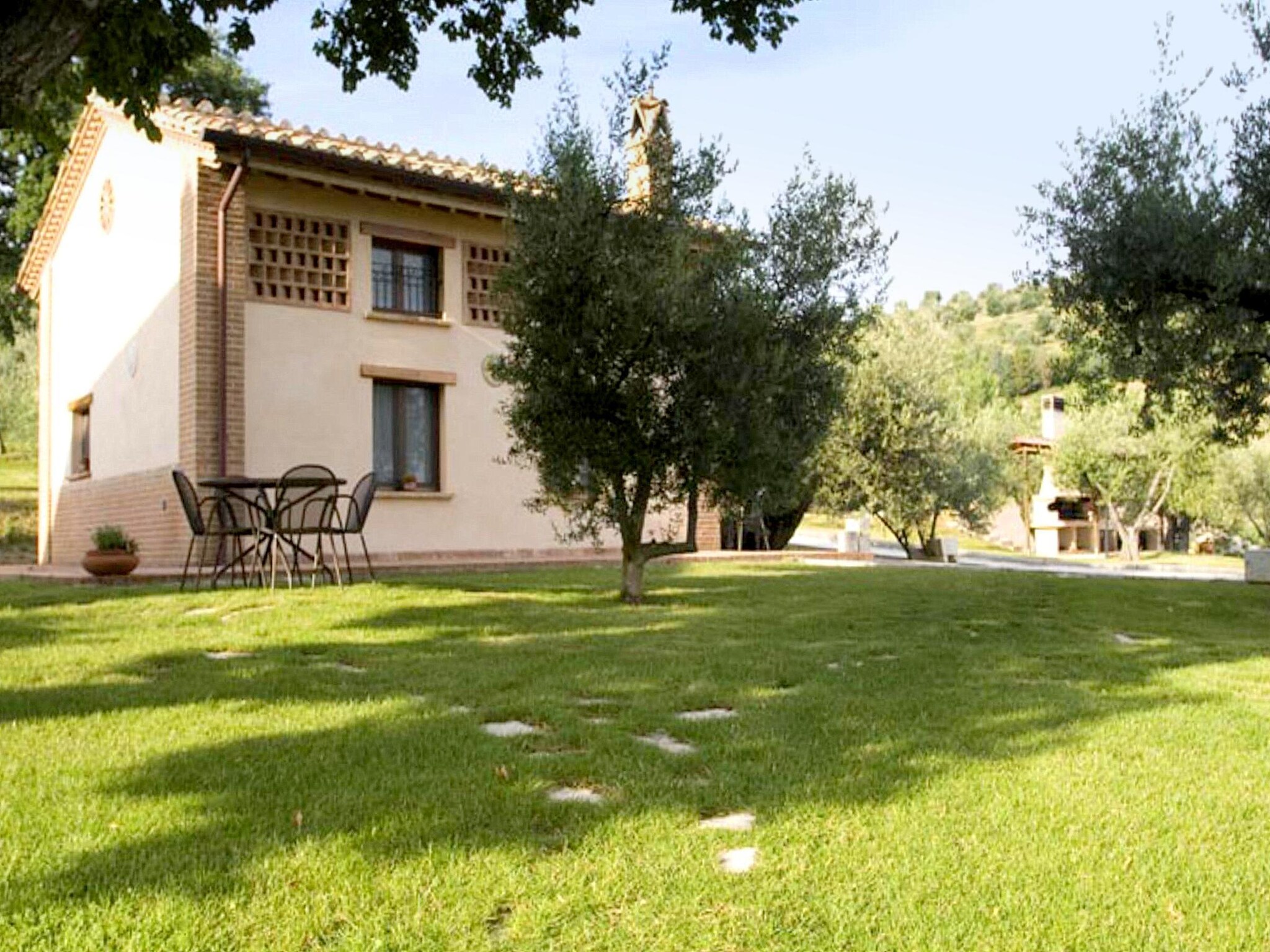 Pleasant detached house in a large farm, near Lake Trasimeno