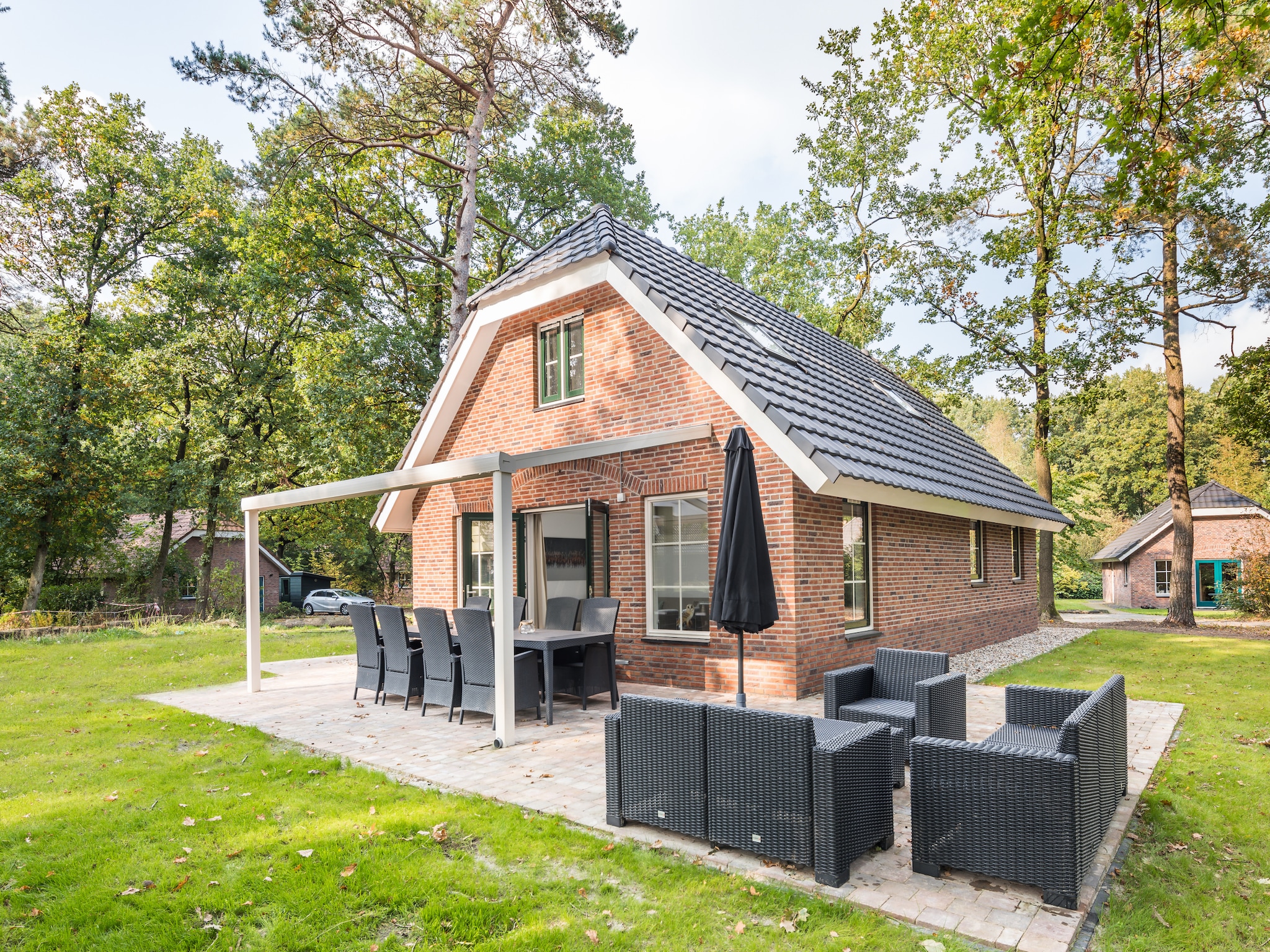 Luxurious holidayhome with whirlpool and sunshower in nature
