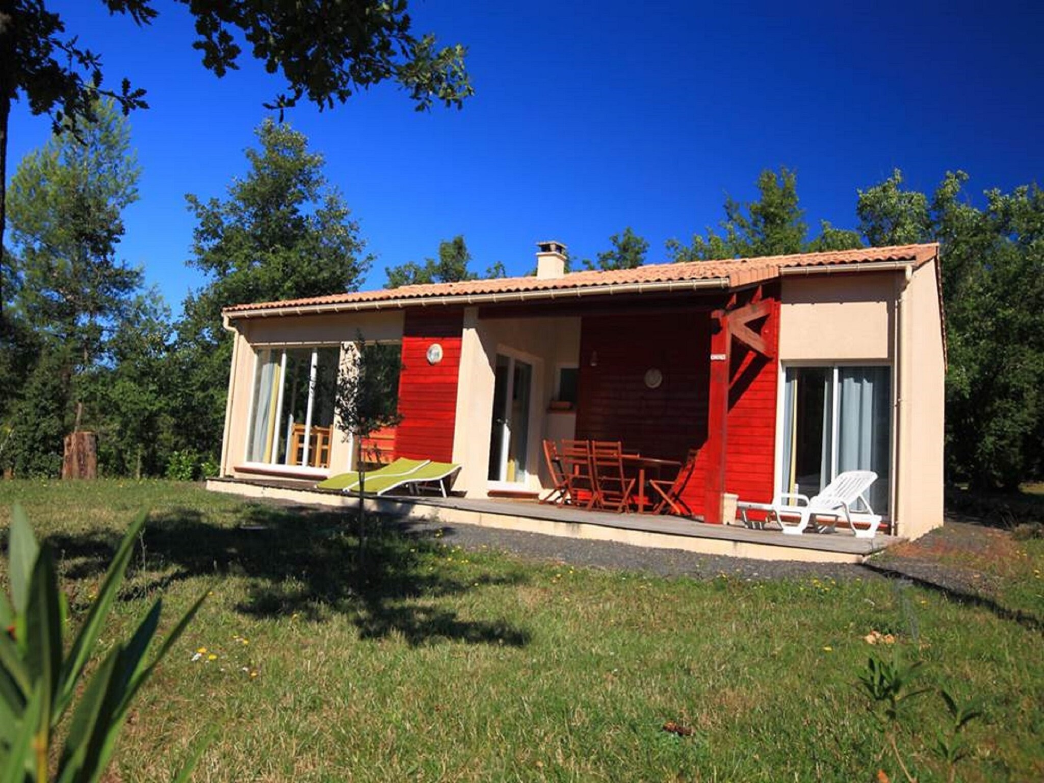 Homey bungalow with dishwasher on a green domain